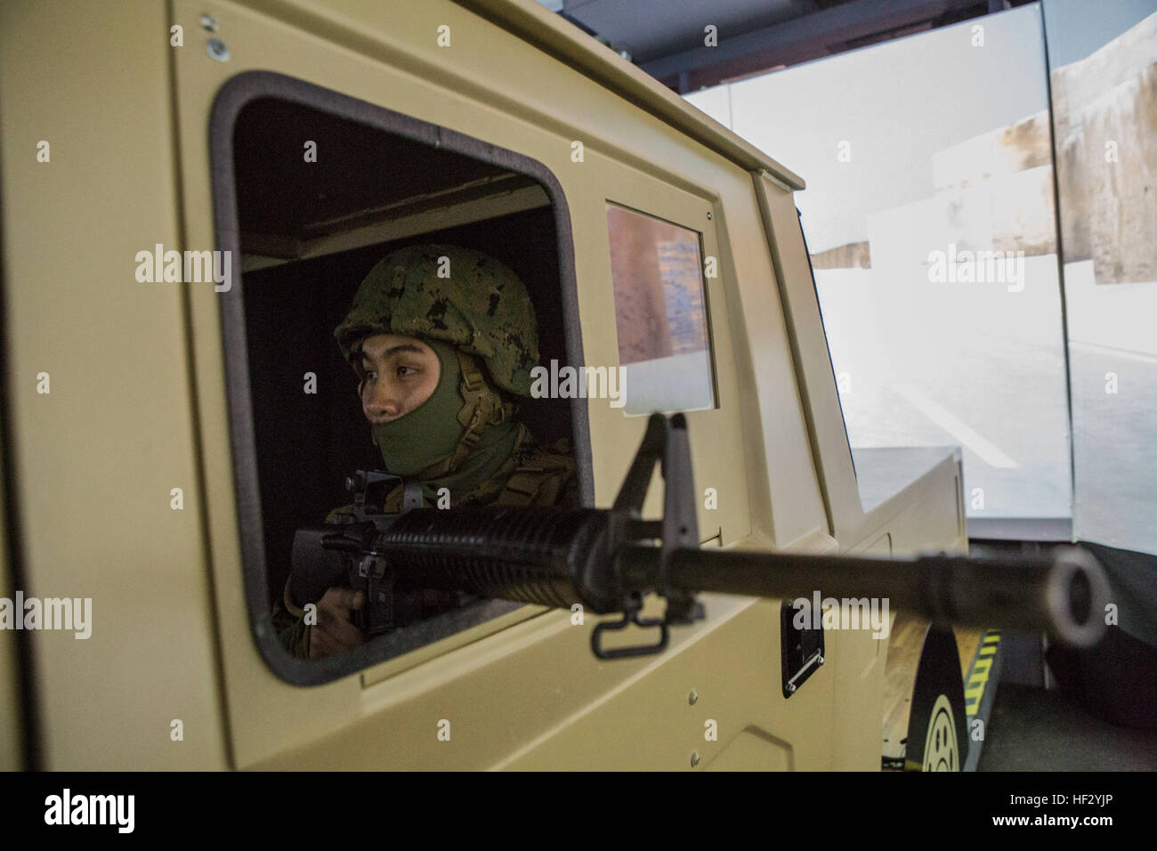 Un U.S. Marine avec la Compagnie Alpha, 2e Bataillon de soutien des transports (BST), 2e 2e Groupe Logistique Maritime, participer à la lutte contre l'entraînement sur simulateur dans convoi Quantico, Virginie, le 19 février, 2015. 2ème BST a fourni un appui logistique au 1er Bataillon, 8e Régiment de Marines, 2e Division de marines pendant leur déploiement pour la formation (DFT) exercice à Quantico. (U.S. Marine Corps photo par le Cpl. M. Mora/ Désir libéré) 2e Bataillon de soutien du transport marines participent à lutter contre le convoi de l'entraînement sur simulateur 150219-M-TG562-196 Banque D'Images