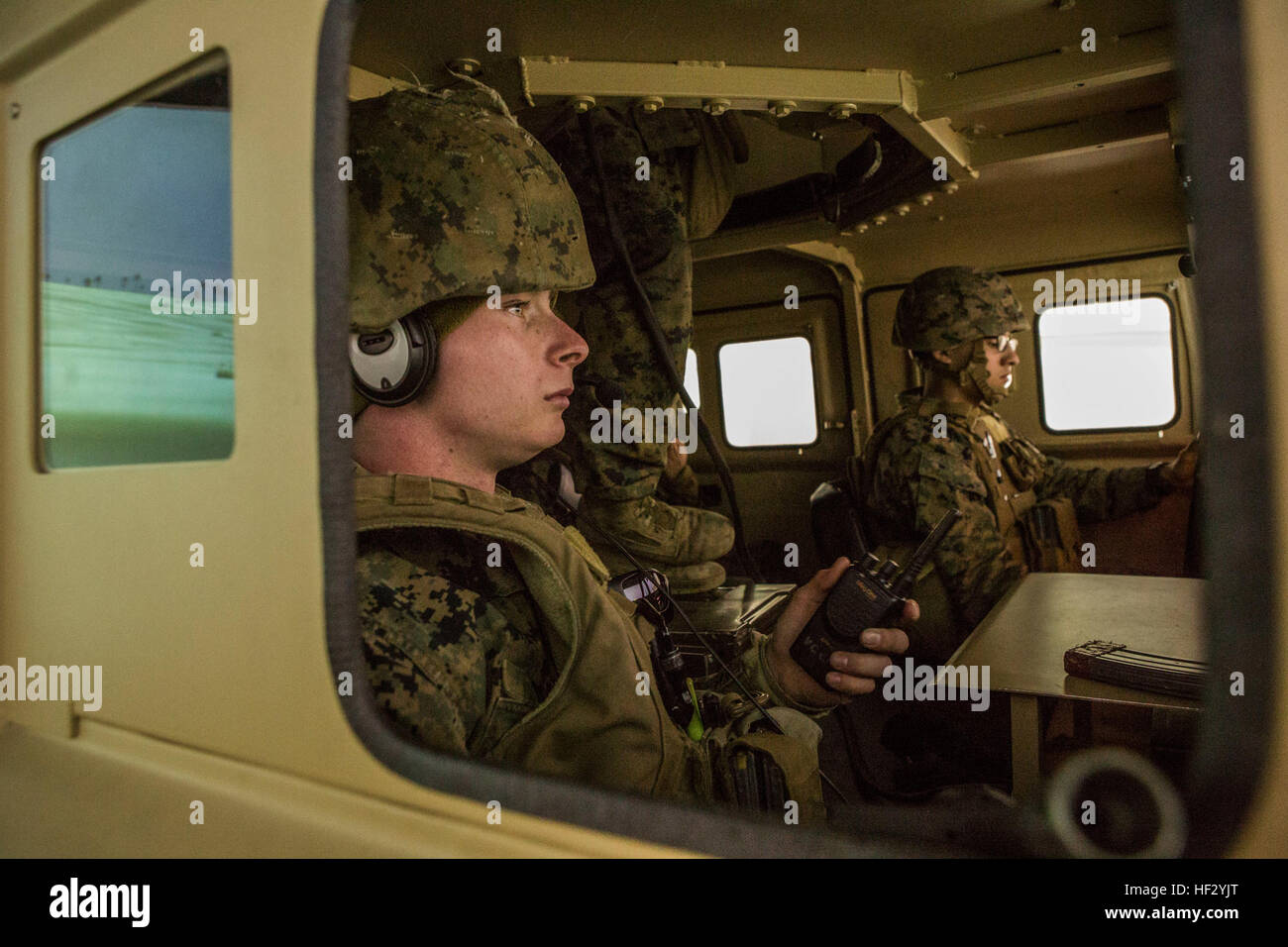 Les Marines américains avec la Compagnie Alpha, 2e Bataillon de soutien des transports (BST), 2e 2e Groupe Logistique Maritime, participer à la lutte contre l'entraînement sur simulateur dans convoi Quantico, Virginie, le 19 février, 2015. 2ème BST a fourni un appui logistique au 1er Bataillon, 8e Régiment de Marines, 2e Division de marines pendant leur déploiement pour la formation (DFT) exercice à Quantico. (U.S. Marine Corps photo par le Cpl. M. Mora/ Désir libéré) 2e Bataillon de soutien du transport marines participent à lutter contre le convoi de l'entraînement sur simulateur 150219-M-TG562-205 Banque D'Images