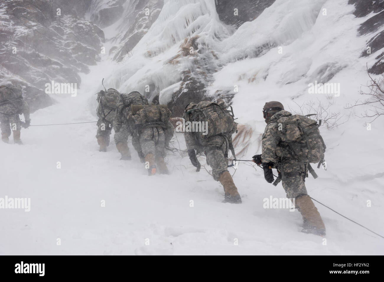 Soldats participant à la guerre en montagne l'École de l'Armée américaine à Jéricho, Vermont), monter l'encoche des passeurs dans le cadre de leur phase finale de l'Alpinisme militaire de base, cours à Jeffersonville, Vermont, le 19 février, 2015. Les étudiants du cours d'Alpinisme militaire de base passer deux semaines l'acquisition des compétences et connaissances nécessaires à l'utilisation en terrain montagneux. (U.S. Air National Guard photo de Tech. Le Sgt. Sarah Mattison) randonnée à pied 150219-Z-KE462-716 Banque D'Images