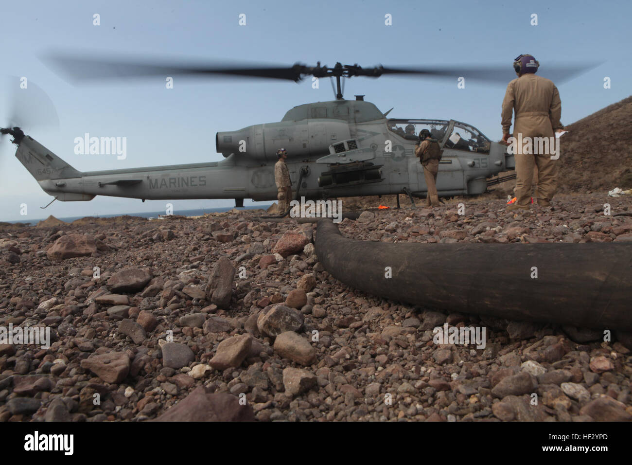 Avec les Marines de l'escadron 365 à rotors basculants moyen (renforcée), ravitailler un AH-1W à un hélicoptère d'attaque Cobra avant de la station-service, à Djibouti, le 20 février 2015. Un contingent de Marines était à terre dans MEU Djibouti mener soutien la formation afin de maintenir leurs compétences pendant le déploiement. La 24e MEU est embarqué sur les navires de l'Iwo Jima Groupe amphibie et déployés pour maintenir la sécurité régionale dans la 5e flotte américaine zone d'opérations. (U.S. Marine Corps photo par Lance Cpl. Austin A. Lewis/libérés) 24e MEU training 150220-M-QZ288-029 Banque D'Images