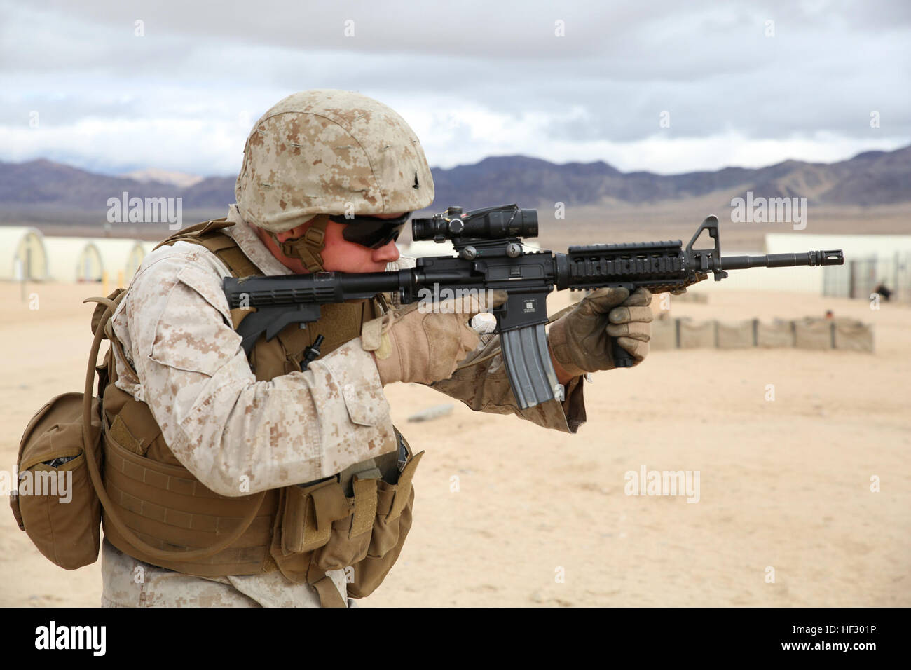 Le Cpl. Chris T. Port, rifleman avec Peloton provisoire, la Compagnie A, Élément de Combat Force intégrée, effectue des exercices de vol de combat tout en magazine au Camp Wilson, Marine Corps Air Ground Combat Center Twentynine Palms, California, 23 février, 2015. À partir de Octobre 2014 à juillet 2015, le GCEITF sera conduite au niveau individuel et collectif de formation des compétences dans des armes de combat au sol spécialités professionnelles afin de faciliter l'évaluation de la performance physique de Marines dans un environnement opérationnel simulé l'exécution de tâches spécifiques des armes de combat au sol. Banque D'Images