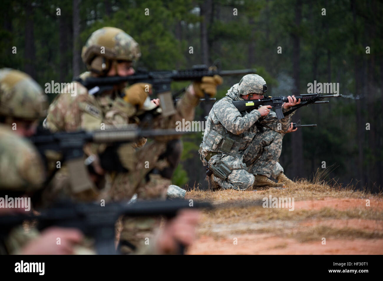 La Garde Nationale de Géorgie 2015 Andrew Sullens Concours de tir de Fort Stewart, Ga. enveloppé sa deuxième journée de compétition, avec fusil de combat et la série Bianchi bataille terminé six étapes portant fusil, carabine et pistolet. La cérémonie de remise des prix ont abouti reconnaissant premières historiques (première femme et de la Garde nationale aérienne concurrents) et a servi comme un multiplicateur de force avec des concurrents d'étendre leur service. (Photo Ministère de la défense de la Géorgie par le sergent. Tracy J. Smith|libérés) tireurs de la concurrence en l'honneur de la Géorgie et de l'ancien combattant amputee 150301-Z-PA893-043 Banque D'Images