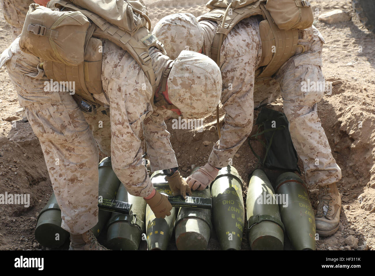 Les ingénieurs de combat avec Peloton de génie, administration centrale et Service Company, élément de Combat Force intégrée, placer les charges sur M107 de 155 mm de haut projectiles explosifs lors d'une partie de la réduction de la mémoire cache d'un essai pilote à distance 114, Marine Corps Air Ground Combat Center Twentynine Palms, California, le 3 mars 2015, en préparation de la Marine Corps Test de fonctionnement et d'évaluation l'évaluation de l'activité. À partir de Octobre 2014 à juillet 2015, le GCEITF sera conduite au niveau individuel et collectif de formation des compétences dans des armes de combat au sol spécialités professionnelles afin de faciliter le s Banque D'Images