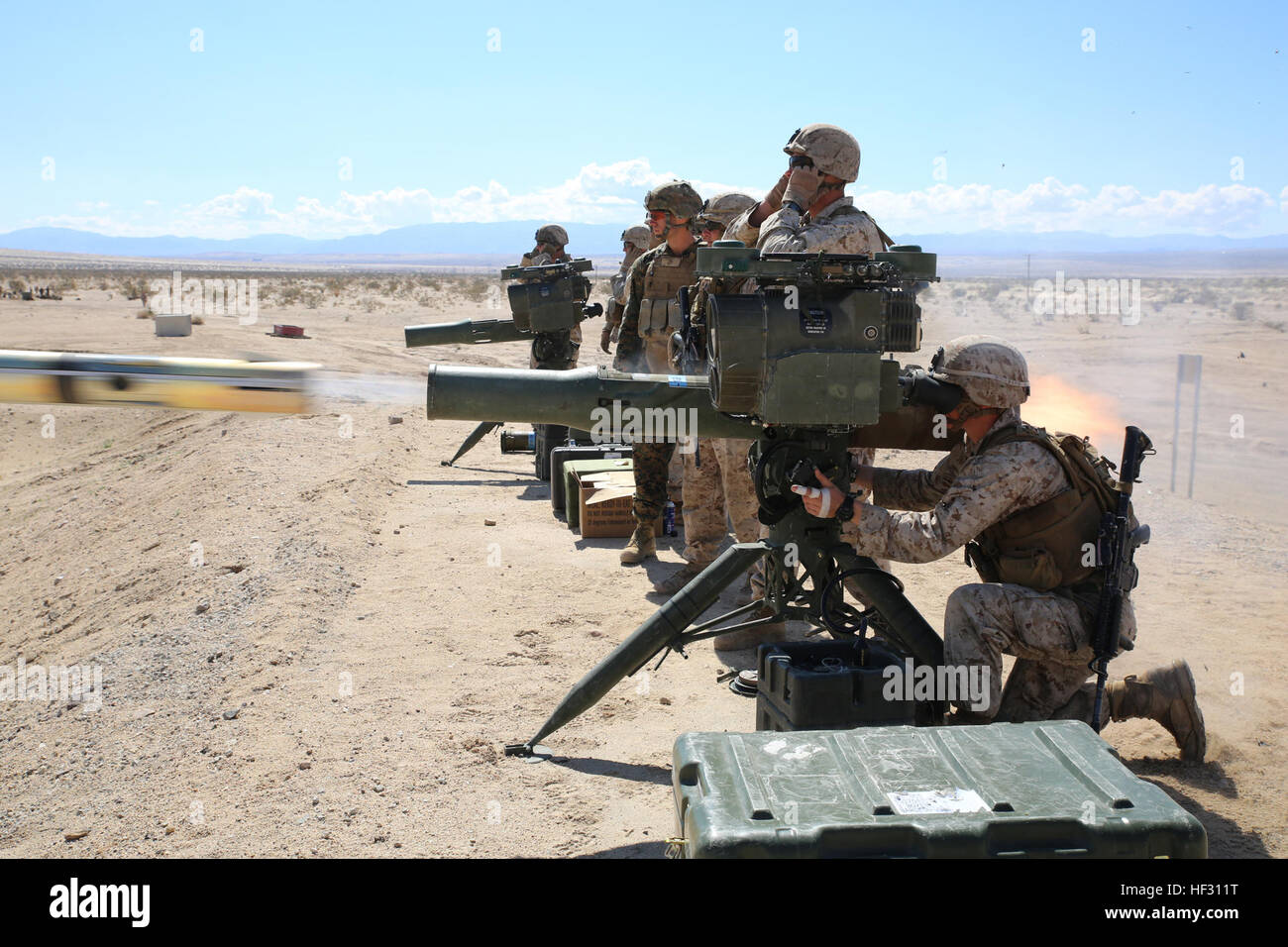 Le Cpl. Blaine N. Engberg, (tireur) et anti-char avec missileman Anti-Armor Section, Compagnie d'armes de combat au sol, Groupe de travail intégré de l'élément feu, un M41A4 lance-missiles Sabre pendant que le Sgt. Matthieu T. Earle, (sous-tireur) et anti-tank missileman, observe l'impact des missiles pendant la cible des opérations défensives partie d'un essai pilote au 110, gamme Marine Corps Air Ground Combat Center Twentynine Palms, California, le 3 mars 2015, en préparation de la Marine Corps Test de fonctionnement et d'évaluation l'évaluation de l'activité. À partir de Octobre 2014 à juillet 2015, le GCEITF effectuera des individu Banque D'Images