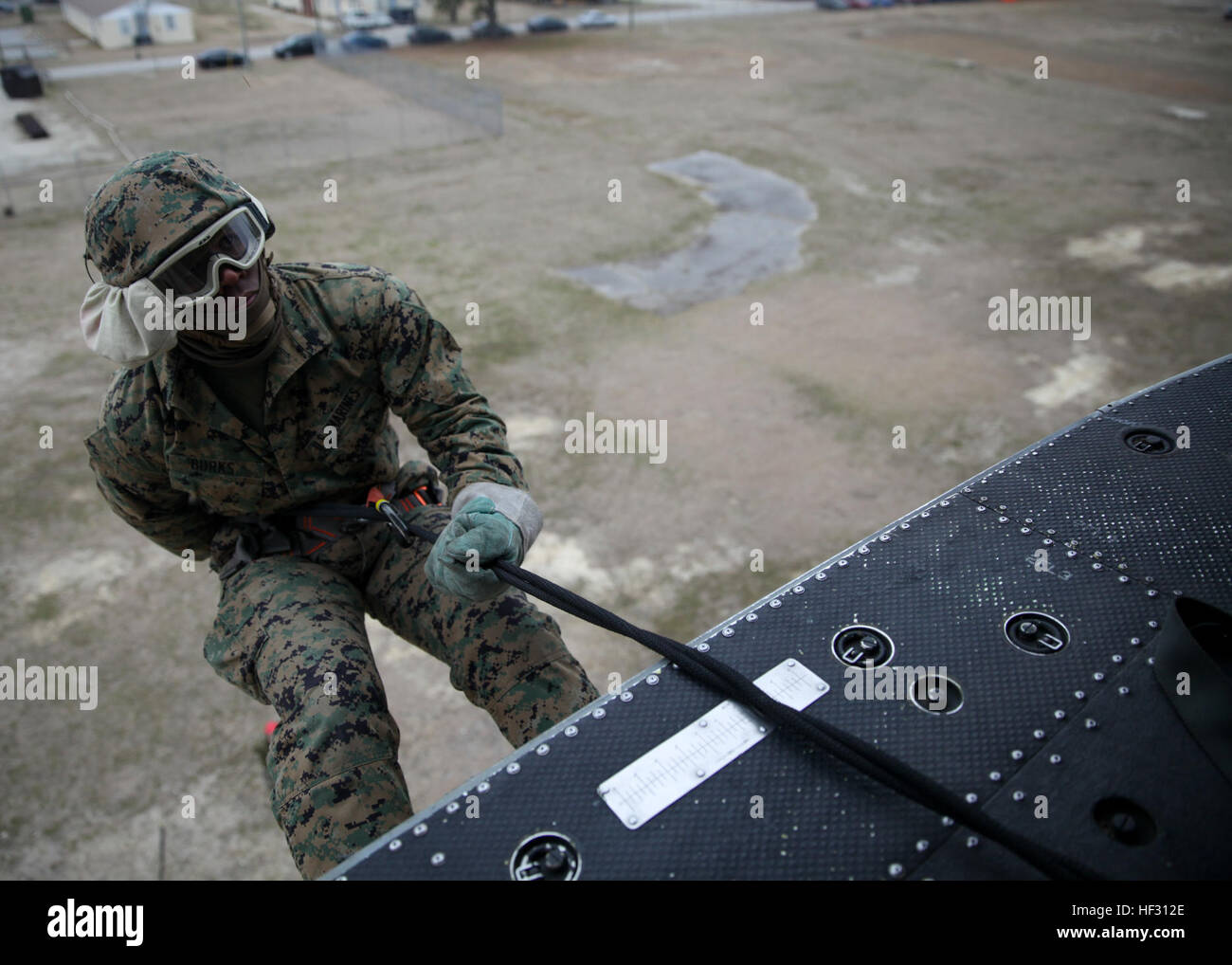 Le sergent Charles Burks, un animateur de section avec Golf Company, 2e Bataillon, 6e Régiment de Marines et les autochtones de Jonesboro, en Louisiane, se prépare à une descente en rappel depuis un hélicoptère pendant l'hélicoptère Cordes Cours de techniques enseignées par la suspension des opérations expéditionnaires Training Group 3 mars 2015, à l'Bayaboard Pierre Marine Corps Base Camp Lejeune, N.C. Les 10 jours de cours enseigne les Marines américains à devenir des experts en la matière à contrôler descendre en rappel ou la descente en rappel des exercices et les unités avec les RHST capacités rendent possible d'insérer ou d'extraire des Marines d'une région où l'atterrissage d'un avion ne serait pas pratique. (Mar Banque D'Images