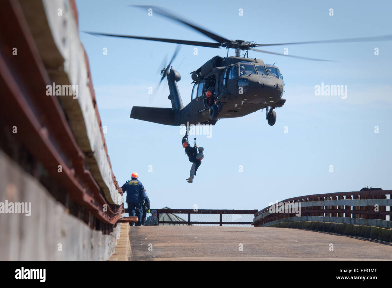 Hélicoptère de la Caroline du Sud l'équipe de sauvetage aquatique (SC-HART) avec l'armée américaine d'hélicoptères UH-60 Black Hawk et de l'équipage affectés au 2-151st Aviation, L.C. (Army National Guard, le sauvetage des victimes simulées au cours de l'exercice de la garde vigilante en Caroline du Sud, dans la région de Georgetown, S.C., le 7 mars 2015. Garde vigilante est une série de subventions fédérales en cas de catastrophe menées par les exercices des unités de la Garde Nationale en collaboration avec les administrations fédérale, provinciales et locales des organismes de gestion des urgences et premiers intervenants. (U.S. La Garde nationale de l'armée photo par le Sgt. Brian Calhoun/libérés) garde vigilante, 2015 Caroline du Sud 150307-Z851-01-ID Banque D'Images