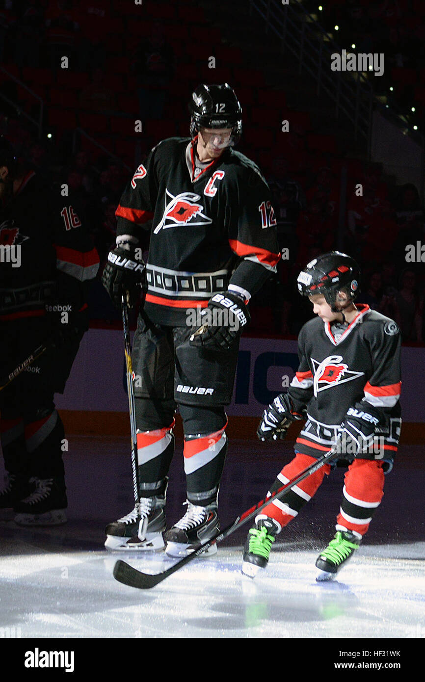 Les Carolina Hurricanes héberger leur 12e jeu de reconnaissance à PNC Arena à Raleigh (Caroline du Nord), le 8 mars 2015. La Garde nationale de Caroline du Nord spécial invités figuraient le fils de Sgt. 1re classe Mark Marey, droite, un équipage de véhicule de combat Bradley et Raleigh, indigènes, un ancien combattant de la guerre de l'Iraq Le s.. Michael Wood. L'équipe a invité des représentants de plusieurs branches militaires pour apporter à ses clients, fans, le personnel et les joueurs l'occasion de les remercier de leur service. NC garde, d'autres services hébergés par les ouragans de la LNH au jeu de reconnaissance 150308-Z-OU450-001 Banque D'Images