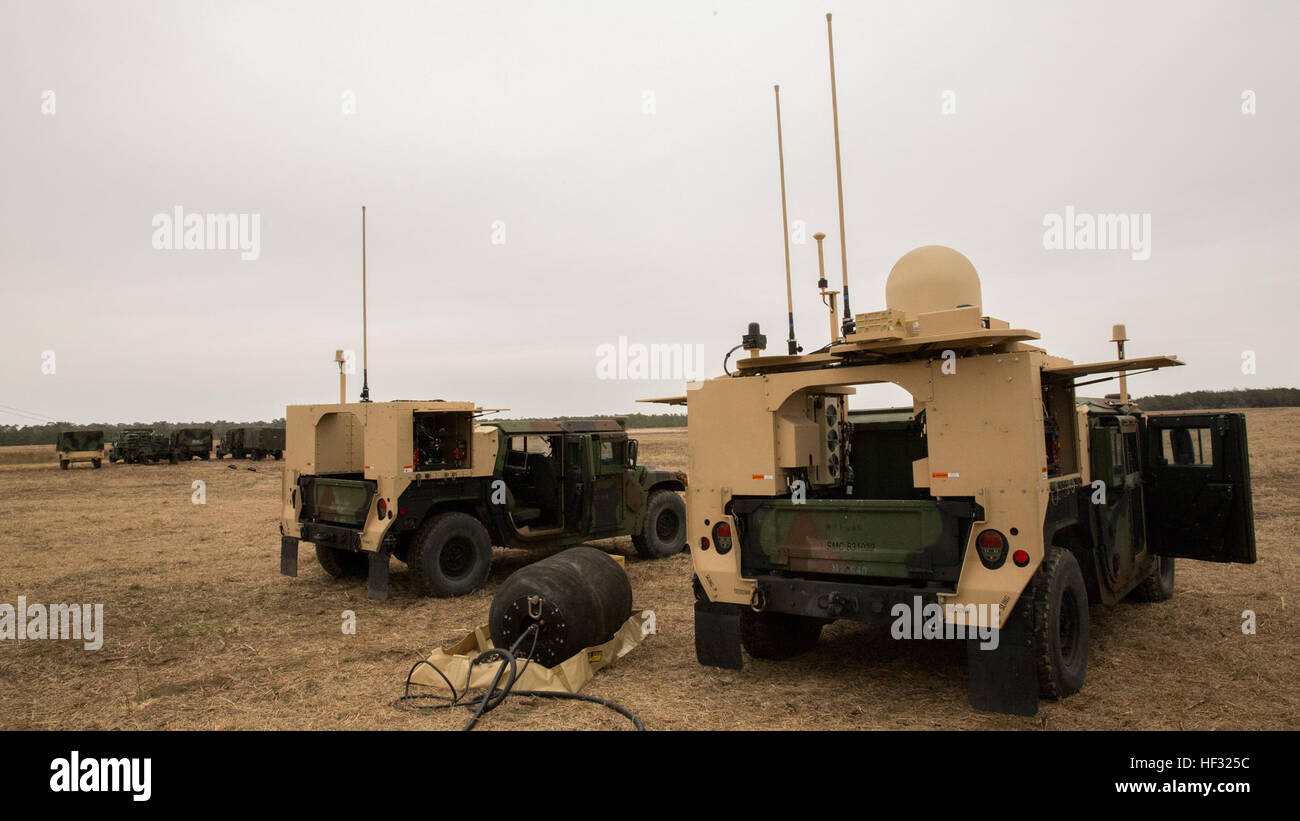 Deux Networking-On The-Move-équipée du Humvee envoyer et recevoir des données d'un satellite au cours de l'exercice sur le terrain 8e Comm. à bord de Camp Lejeune, en Caroline du Nord, le 9 mars 2015. Le Humvee NOTM permet aux commandants et de leur personnel de collaborer, d'accéder à l'information, échanger des messages vocaux, vidéo, e-mail et chat toutes en déplacement. (U.S. Marine Corps photo par le Cpl. Justin T. Updegraff/libérés) Fort et clair, 8e Bataillon de Communication effectue des exercices de terrain 150309-M-TV331-016 Banque D'Images
