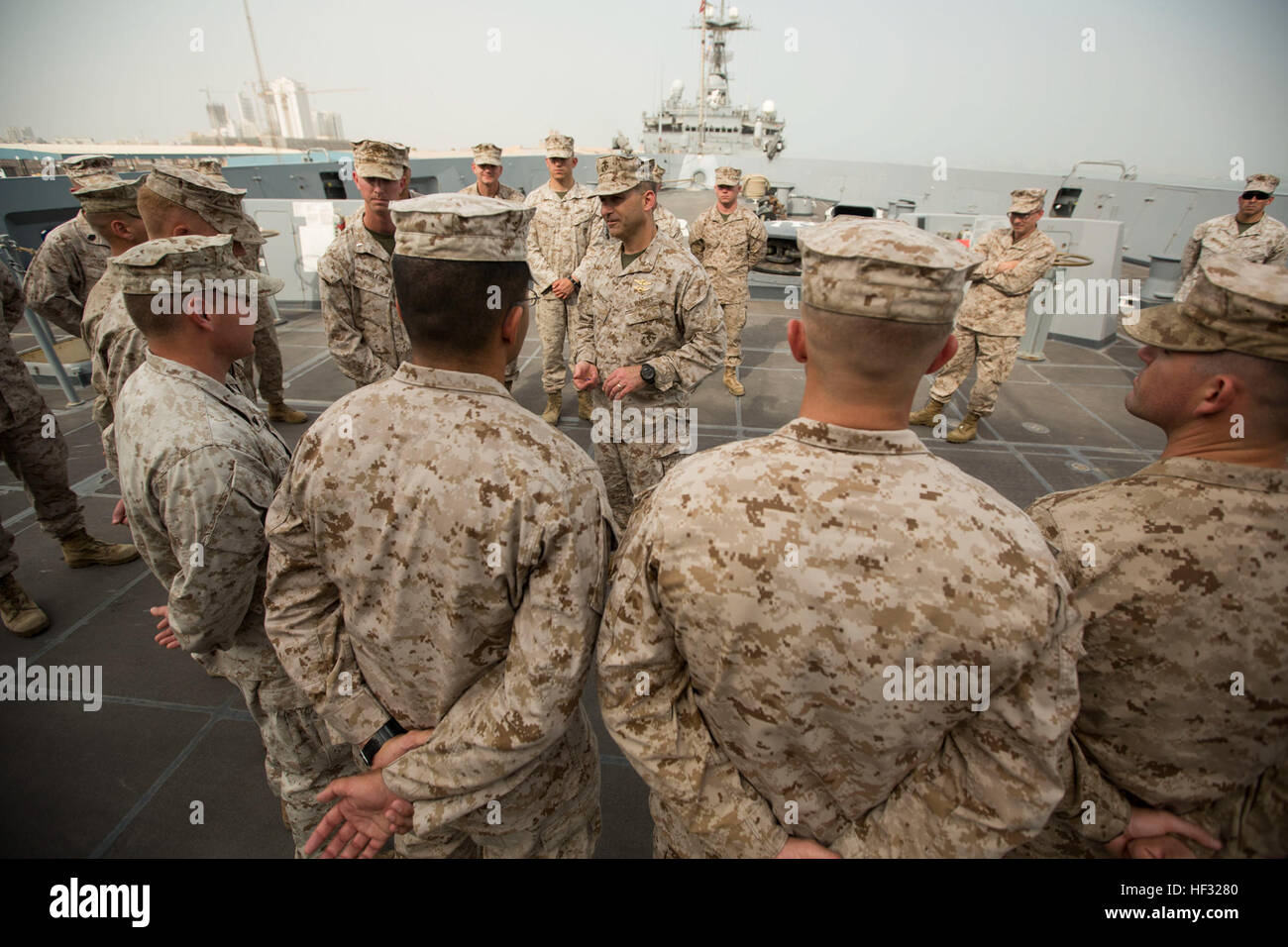 Le colonel Scott F. Benoît, centre, commandant du 24e Marine Expeditionary Unit, parle avec MEU Marines lors d'une visite à bord du USS New York (LPD 21), tandis que dans les ports du Royaume de Bahreïn, le 10 mars 2015. La 24e MEU est embarqué sur les navires de l'Iwo Jima Groupe amphibie et déployés pour maintenir la sécurité régionale dans la 5e flotte américaine zone d'opérations. (U.S. Marine Corps photo par le Cpl. Todd F. Michalek/libérés) 24 MEU Commandant de marine à bord de la visites USS New York (LPD 21) 150310-M-YH418-008 Banque D'Images