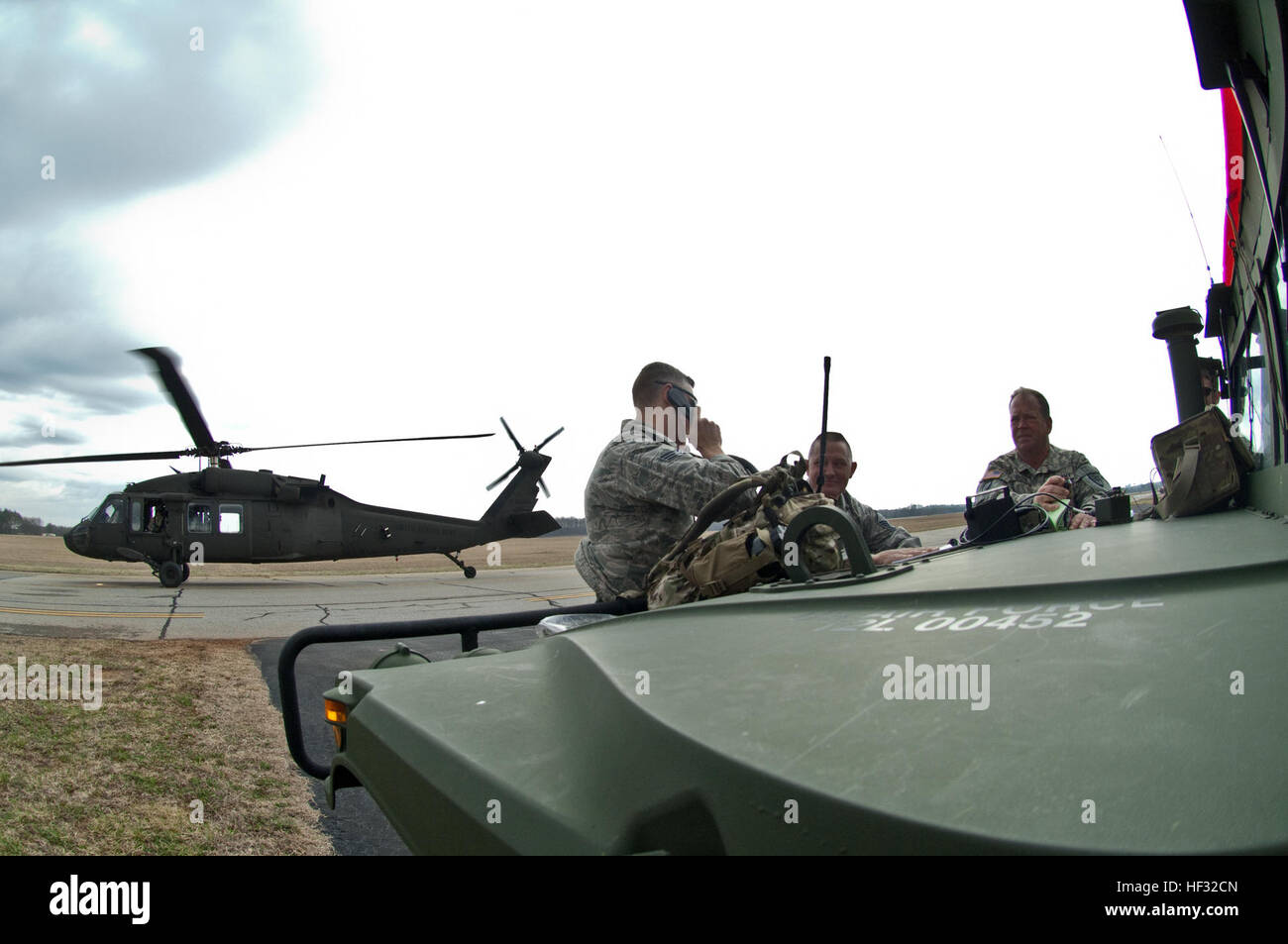 Des unités de la Garde nationale de Caroline du Sud a travaillé avec des organismes de gestion des urgences et premiers intervenants lors d'un grand nombre de blessés (exercice MASCAL) dans la région de Anderson, L.C., le 10 mars 2015, qui simulait un atterrissage dur par un CH-47 Chinook à cause de mauvais temps dans le cadre de garde vigilante. Garde vigilante SC 15 est un exercice sur le terrain de huit jours qui a eu lieu du 5 au 12 mars. VG-15 a lieu à de nombreux endroits au Caroline du Sud comme la Garde nationale et ses partenaires fédéraux et locaux à l'épreuve leur préparation et les capacités de réponse à une simulation de l'ouragan. (U.S. Photo de la Garde nationale par le sergent. Robert Banque D'Images