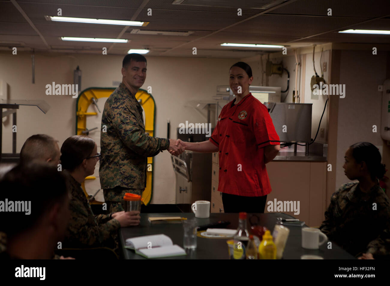 Le colonel du Corps des Marines américain Dasmalchi Romin, Commandant, 31e Marine Expeditionary Unit (MEU), pièce de commande donne à Yvonne LCpl S. Crique, bataillon de logistique de combat 31, 31e MEU, au cours de formation intégrée amphibie à bord du USS Green Bay (LPD 20), en mer, le 11 mars 2015. Les Marines et les marins sont en train de mener leur patrouille de printemps de la région Asie-Pacifique. (U.S. Marine Corps photo par GySgt Ismael Pena/libérés) 31e MEU visite le USS Green Bay 150311-M-CX588-033 Banque D'Images