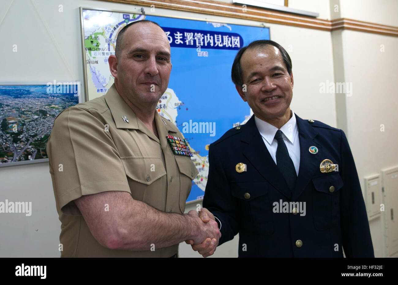 Le colonel Michael W. Taylor, gauche, pose pour une photo avec Uruma City Police Department Chef de Police d'Urasoe Tomohiro. Taylor a reçu une lettre d'appréciation du service de police de la ville de Uruma 11 mars au service de police de la ville de Uruma pour ses efforts de relations communautaires dans les secteurs entourant les Camp Courtney. Au cours de son temps à Okinawa, Taylor a organisé plusieurs campagnes de sécurité et des programmes de sensibilisation, y compris donner des cadeaux aux enfants d'Okinawa durant les vacances et de commencer une campagne de sécurité routière pour sensibiliser les membres de service sur la conduite dans l'Okinawa. Taylor a également commencé une radio s Banque D'Images