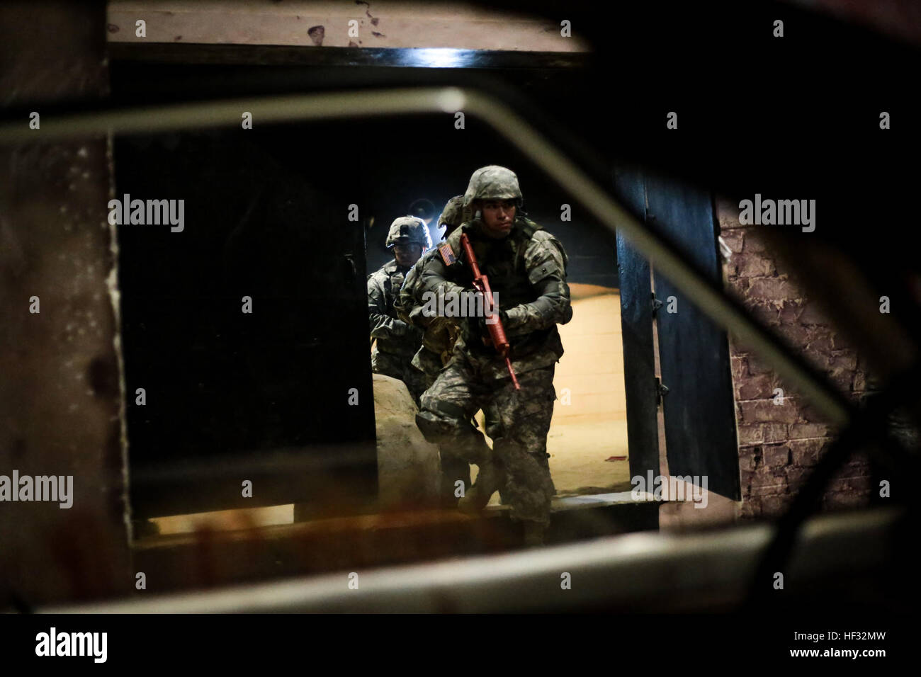 Les soldats de l'armée américaine participent à une armée moderne Combatives Program (MACP) scénario d'instruction à la formation de la Garde nationale du New Jersey et la formation laboratoire de combat de la technologie at Joint Base McGuire-Dix-Lakehurst, N.J., le 11 mars 2015. La bataille Lab propose de nombreux simulateurs de combat, ainsi qu'une zone urbaine pour la formation au combat. (U.S. Air National Guard photo de Tech. Le Sgt. Matt Hecht/libérés) Niveau II Formation à MACP Battle Lab 150311-Z-NI803-423 Banque D'Images