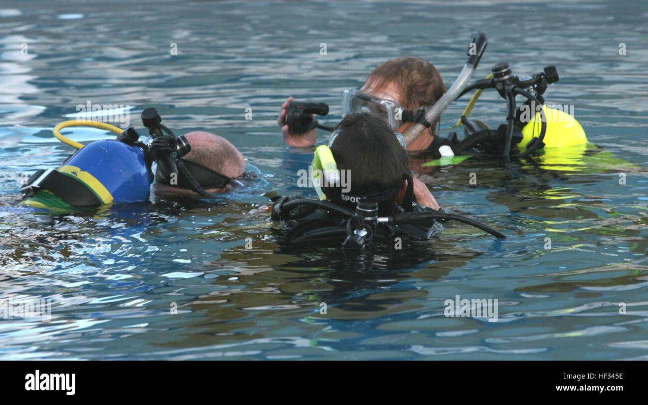Le capitaine à la retraite Ray Simon, 53 ans, de nouveau Astabula, Ohio, enseigne aux étudiants comment plonger durant un cours de plongée sous-marine, le 8 juillet, à Camp Pendleton, Californie Simon a été le propriétaire de la Scuba Center situé à la zone 14 piscine depuis 1993. Il a commencé la plongée loisirs outre-mer en 1974 alors qu'il servait dans le Corps des Marines et est devenu un professionnel de plongée en 1986. Simon est une association professionnelle d'instructeurs de plongée de directeur de cours, Divers Alert Network Instructeur, un Atlantis/Recycleur Dolphin Instructeur ainsi qu'un Tec-Deep Instructeur. Plongée sous-marine à la retraite enseigne Banque D'Images