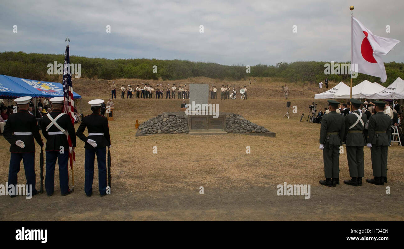 Les Marines américains et les troupes de la Force d'autodéfense maritime japonais se tiennent côte à côte maintenant les couleurs de leurs nations au cours de la 70e réunion annuelle de l'honneur le 21 mars à Iwo Jima, Japon. C'est le 20e anniversaire depuis le début de la réunion conjointe de l'honneur et le 70e anniversaire depuis la fin de la Seconde Guerre mondiale. Cette cérémonie montre le collage des deux pays ont construit ensemble qui travaillent côte à côte avec la formation, la politique et dans l'opposition au terrorisme international. Les marines sont stationnées sur Okinawa, Japon, avec III Marine Expeditionary Force. Les membres de la JMSDF sont postés à Yokosuka, Ja Banque D'Images