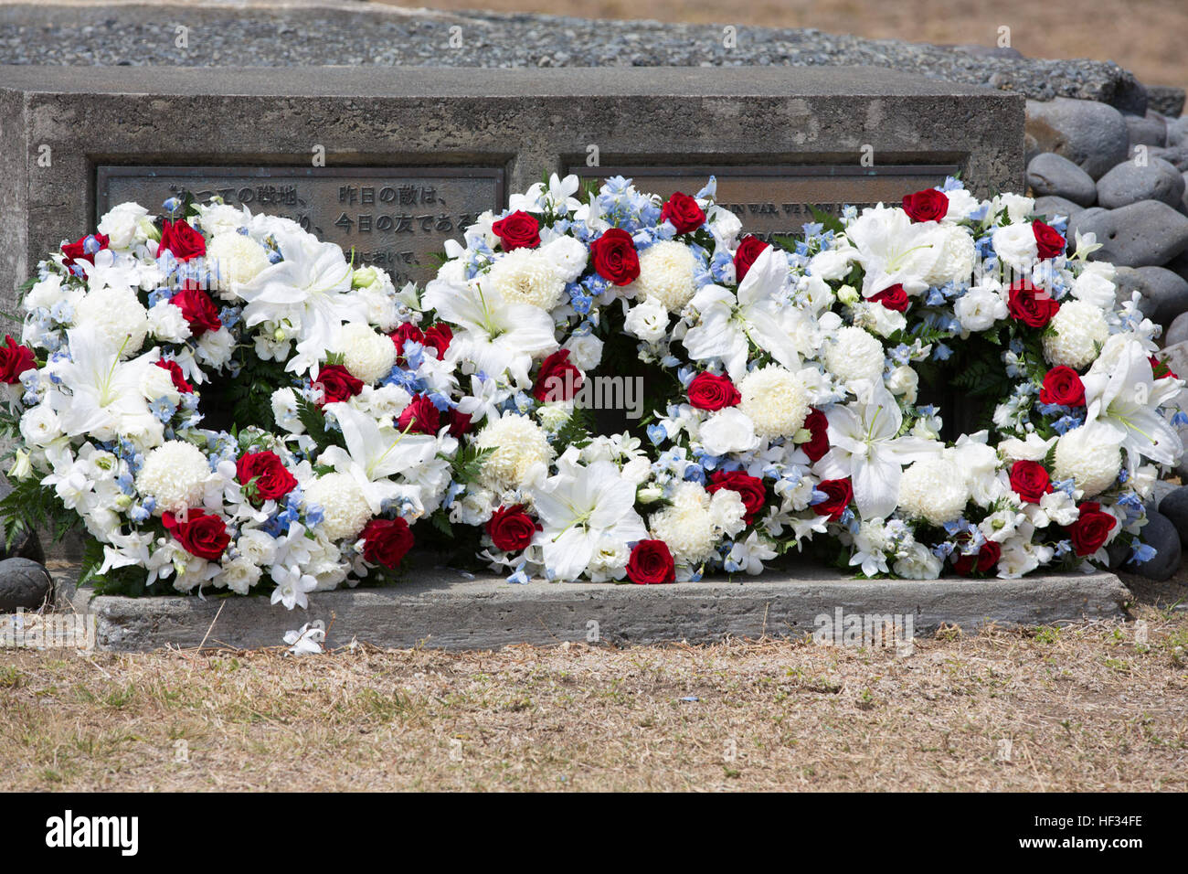 Des couronnes de fleurs présentées lors de la 70e anniversaire de l'honneur de la bataille d'Iwo Jima s'asseoir à la base de la réunion de l'honneur au monument d'Iwo, Japon, le 21 mars 2015. L'Iwo Jima Reunion de l'honneur est l'occasion pour le japonais et américains des anciens combattants et leurs familles, des dignitaires et des dirigeants des deux pays, et les Marines et les marins de III Marine Expeditionary Force d'honorer le courage des hommes qui ont combattu sur l'île il y a 70 ans. (U.S. Marine Corps photo par MCIPAC Cpl Caméra de combat. Sara A. Medina / Relâché) 70e anniversaire de l'honneur 150321-M-RN526-330 Banque D'Images