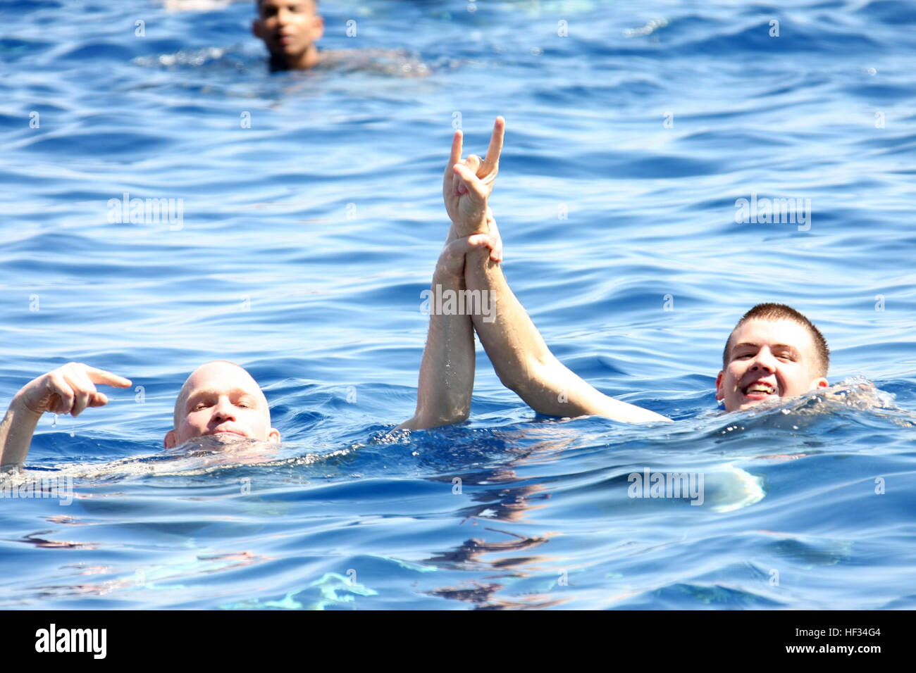 Le Cpl. Joshua M.- Part 3 (gauche), originaire de Dowagiac, au Michigan, et le Cpl. James R. Beil, originaire de Yorktown, en Virginie, à la fois avec la 22e Marine Expeditionary Unit, nager près du navire d'assaut amphibie USS Bataan pendant un appel de natation, le 11 juillet. Bataan est le produit phare de l'amphibie Bataan équipe en faveur des opérations de sécurité maritime dans la 5e flotte américaine zone d'opérations. La 22e MEU, embarquée à bord des navires de la Bataan ARG, est le théâtre force de réserve pour le Commandement central américain. 22e Marine Expeditionary Unit, USS Bataan conduite nager appelez DVIDS187466 Banque D'Images