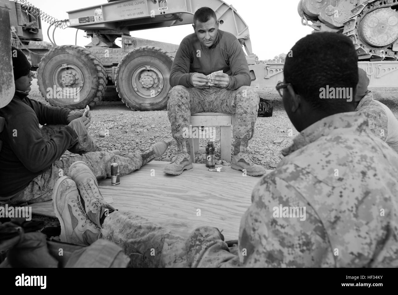 Le Sgt. Nicholas Marchioni, chef d'escouade avec un peloton de la Compagnie Alpha, 2e, 9e, 2e Bataillon d'appui du Groupe Logistique maritime (avant), bénéficie d'un jeu de pique avec ses marins pendant quelques temps vers le bas dans une mission de reconnaissance de l'itinéraire, le 2 janvier. Le natif de Detroit est connu comme un père figure dans le peloton. Originaire de Detroit s'appuie sur l'expérience pour conduire Marines 120102-M-GF563-462 Banque D'Images