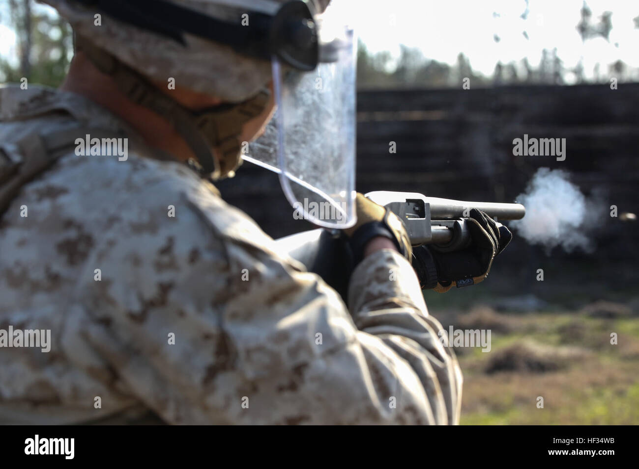 Lance le Cpl. M. Benadam Pettit, un carabinier avec Golf Co., 2e Bataillon, 6ème marines, les feux d'un lance-grenades M203 au cours d'une armes non létales d'entraînement à bord de Camp Lejeune, en Caroline du Nord, le 24 mars 2015. Les Marines ont appris une variété de compétences en maniement des armes, y compris flash-bang grenades, armes paralysantes, et l'exposition à l'oléorésine de capsicum. (U.S. Marine Corps photo par le Cpl. Kaitlyn Klein/libéré) Les opérations expéditionnaires, enseigner des Marines tactiques non létales 150324-M-WC024-039 Banque D'Images