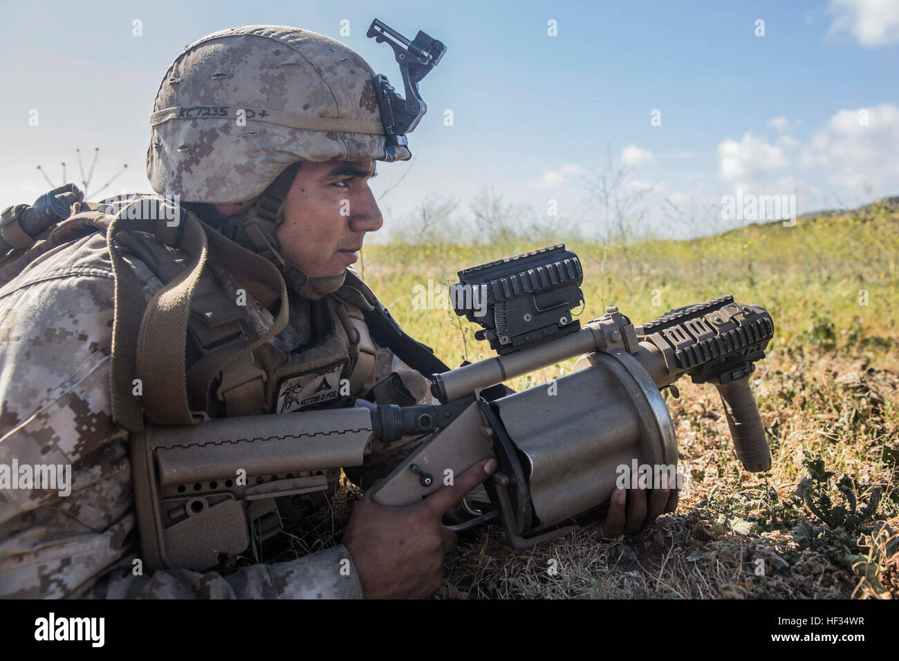 Un bataillon de marines des États-Unis avec l'équipe d'atterrissage 3e bataillon du 1er Régiment de Marines, 15e Marine Expeditionary Unit, fournit la sécurité lors d'un raid mécanisé à bord de Camp Pendleton, en Californie, dans le cadre de l'unité de formation Composite (Exercice COMPTUEX) 24 mars, 2015. Au cours de la formation, la 15e MEU combat au sol du lieu de l'élément un assaut avec AAV-7A1 voies de véhicules amphibie le lancement de l'USS Rushmore (LSD 47). (U.S. Marine Corps photo par le Sgt. Emmanuel Ramos/libérés) durement touché, les Marines américains pour former les missions raid 150324-M-ST621-094 Banque D'Images