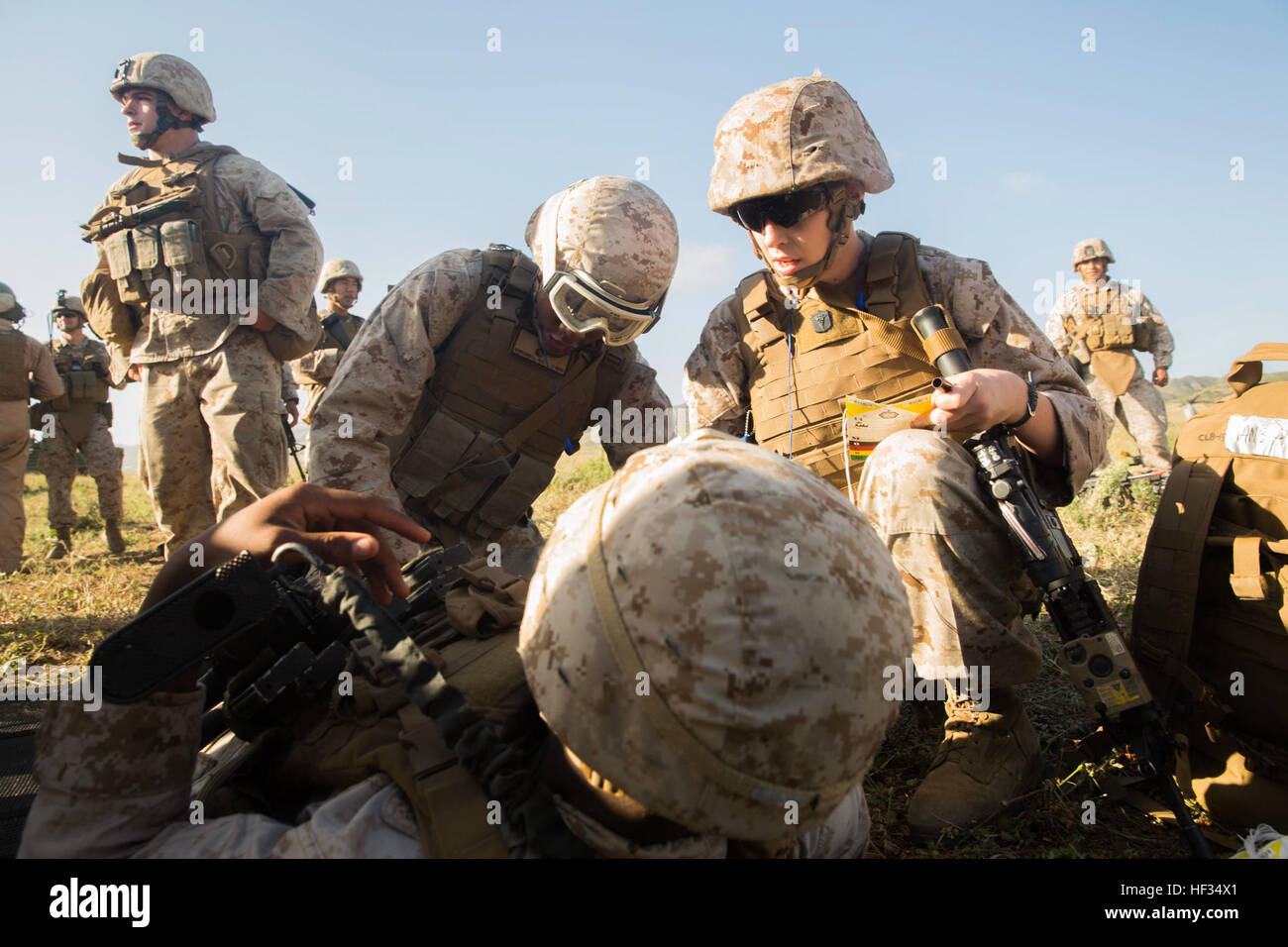 La Marine américaine corpsmen avec la 15e unité expéditionnaire de marines, de fournir des soins médicaux à une victime simulée à bord de Camp Pendleton, en Californie, dans le cadre de l'unité de formation Composite (Exercice COMPTUEX) 24 mars, 2015. Au cours du raid mécanisé, les Marines et les marins formés pour un scénario de pertes massives en vue de préparer une situation similaire lors de son déploiement. (U.S. Marine Corps photo par le Sgt. Emmanuel Ramos/libérés) durement touché, les Marines américains pour former les missions raid 150324-M-ST621-180 Banque D'Images