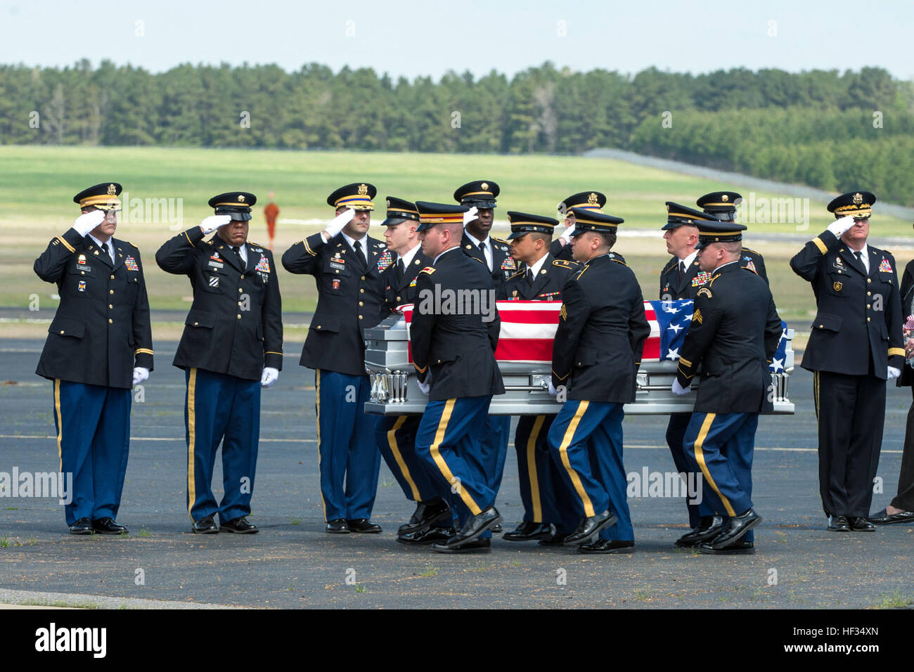 Le major-général H. Glenn Curtis et d'autres hauts dirigeants de la Garde nationale de la Louisiane d'un soldat tombé au champ d'honneur, l'Adjudant-chef 4 George David Strother lors d'une cérémonie au débarquement à l'aviation de l'Armée de Lang et de soutien n° 2 au champ de l'air dans la région de Pineville Esler, en Louisiane, le 24 mars 2015. Strother a été tué avec trois autres gardes et sept Marines dans un Black Hawk UH-60M écraser dans le Santa Rosa Sound, Navarre, en Floride, le 10 mars 2015. (U.S. Air National Guard photo par le Sgt. Toby Valadie la garde nationale de la Louisiane, le Bureau des affaires publiques/relâché), la Garde nationale de la Louisiane à l'honneur de la communauté f Banque D'Images