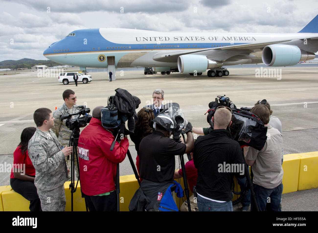 Le Colonel Robert Scott accorde, 117e Escadre de ravitaillement en vol parle vice-commandant à la presse locale au cours de la visite du Président Barack Obama à Birmingham (Alabama) Le président est arrivé à Birmingham pour visiter Lawson State Community College où il a prononcé un discours sur les questions économiques. (U.S. Photo de la Garde nationale aérienne capitaine principal Sgt. Ken Johnson/libéré) Le président Obama visite Birmingham 150326-Z-SS608-254 Banque D'Images