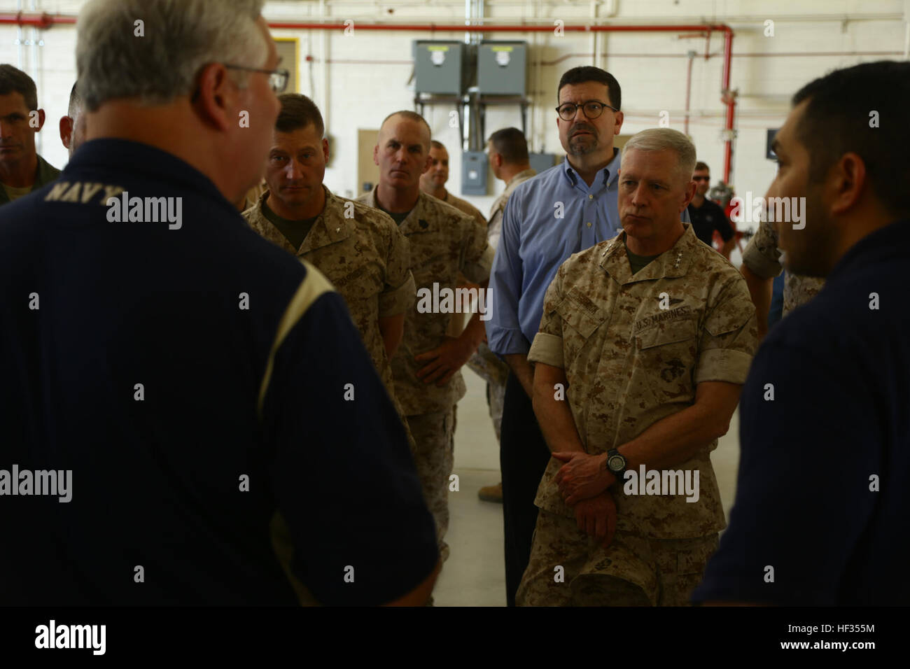 Le général des Marines américain Kenneth Glueck Jr., droite, Commandant de la Marine Corps Combat Development Command, l'écoute d'un mémoire sur la mise en réseau de données tactiques aériennes, au cours de l'armes et tactiques - Instructeur (WTI) à bord du Marine Corps Air Station Yuma (Arizona), le 26 mars 2015. Le WTI est un 7 semaine événement organisé par la Marine Aviation armes et tactiques d'un escadron (MAWTS-1) de direction. MAWTS-1 fournit une formation tactique et de certification normalisée des qualifications des instructeurs de l'unité à l'appui de l'aviation maritime et l'état de préparation de la formation et aide à l'élaboration et l'emploi d'armes de l'aviation un Banque D'Images