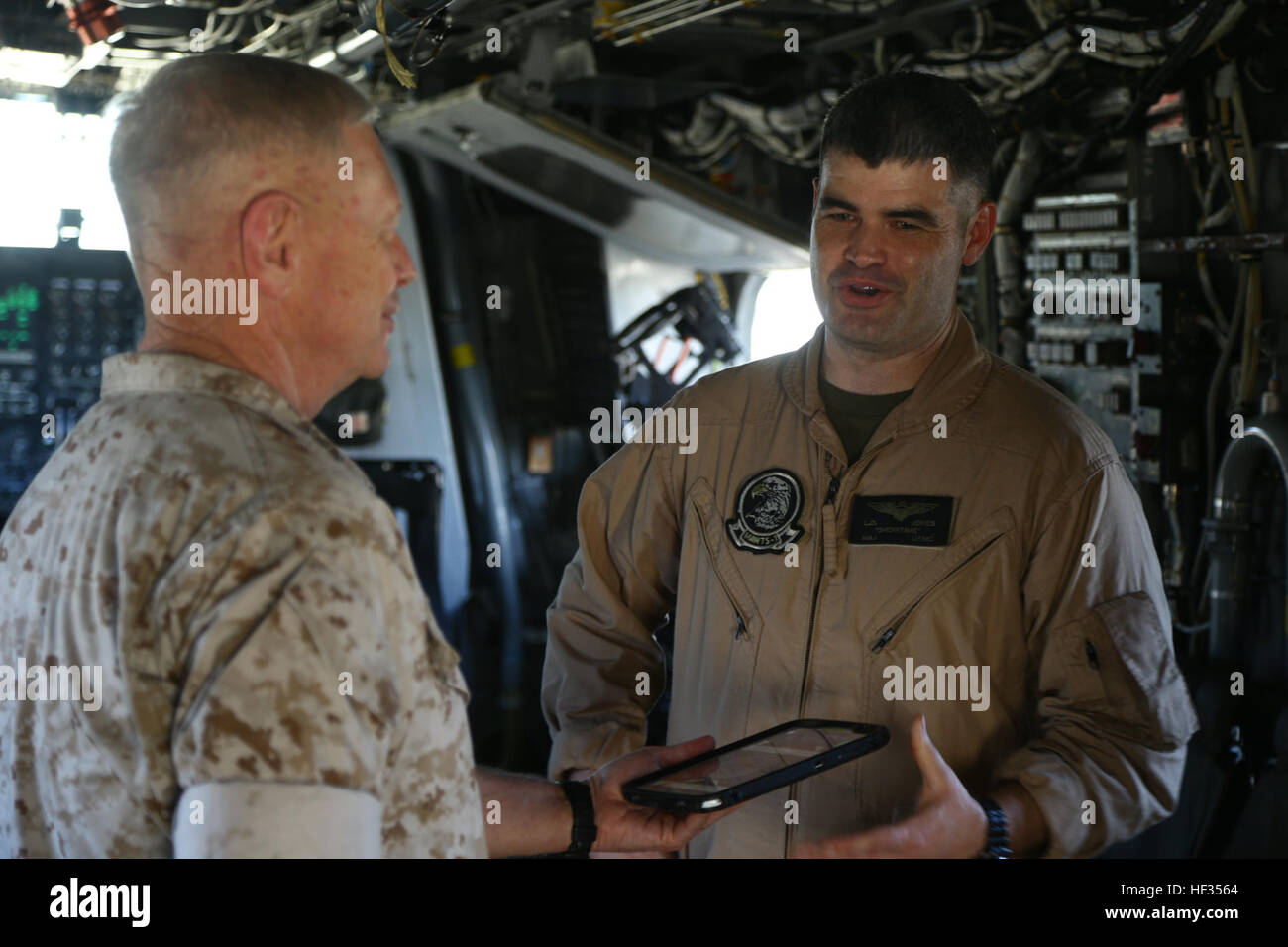 U.S. Marine Le major Lawrence Jones, droite, Assault Support Specialist, Marine Aviation armes et tactiques d'un escadron (MAWTS-1), et le lieutenant général Kenneth Glueck Jr., gauche, Commandant, Marine Corps Combat Development Command, parler de nouveaux réseaux de communication et d'onde multi-intégration, au cours de l'armes et tactiques - Instructeur (WTI) à bord du Marine Corps Air Station Yuma (Arizona), le 26 mars 2015. Le WTI est un 7-semaine événement organisé par MAWTS-1 de cadets. MAWTS-1 fournit une formation tactique et de certification normalisée des qualifications des instructeurs de l'unité de soutien à la formation de l'Aviation maritime Banque D'Images
