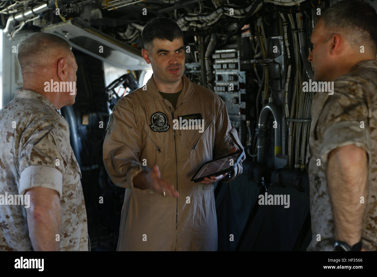 U.S. Marine Le major Lawrence Jones, centre, Assault Support Specialist, Marine Aviation armes et tactiques d'un escadron (MAWTS-1), et le lieutenant général Kenneth Glueck Jr., gauche, Commandant, Marine Corps Combat Development Command, parler de nouveaux réseaux de communication et d'onde multi-intégration, au cours de l'armes et tactiques - Instructeur (WTI) à bord du Marine Corps Air Station Yuma (Arizona), le 26 mars 2015. Le WTI est un 7-semaine événement organisé par MAWTS-1 de cadets. MAWTS-1 fournit une formation tactique et de certification normalisée des qualifications des instructeurs de l'unité de soutien à la formation de l'Aviation maritime Banque D'Images