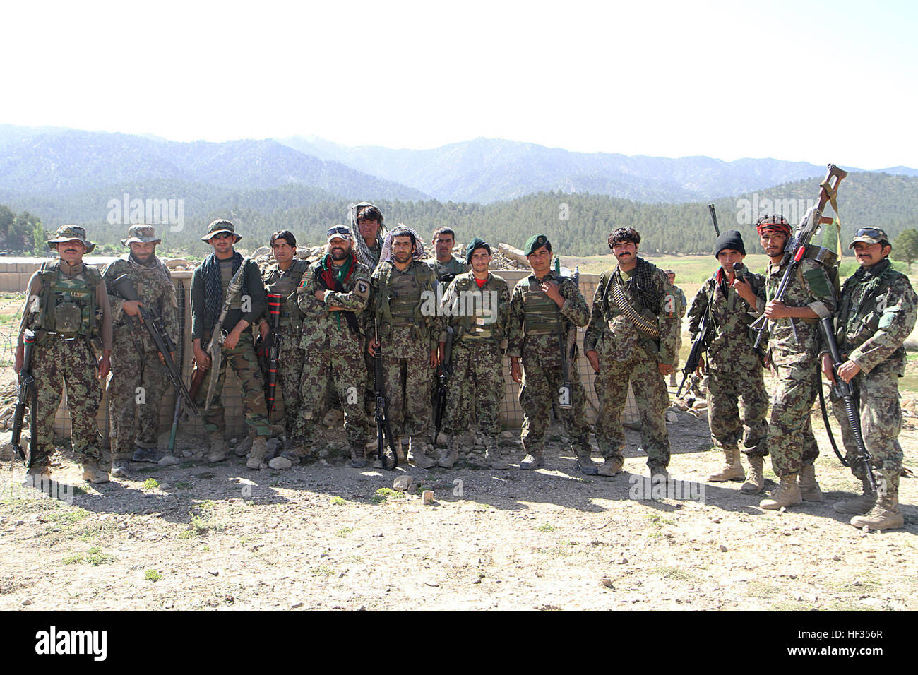 Les soldats de l'Armée nationale afghane avec le 1er, 2e Peloton Tolei, 3e Kandak, 2e Brigade, 203e Corps, support pour une photo avant de commencer une patrouille de sécurité Yankees au poste d'observation, le 23 mai 2013. Troisième face Kandak de la résistance des insurgés au cours de l'opération Zafar, une patrouille de sécurité de 10 jours dans le district de Nikeh. L'ANA ont été en mesure de repousser les attaques de l'ennemi avec un minimum d'intervention de forces américaines. (U.S. Photo de la Garde nationale par la CPS. Mark VanGerpen, 129e Détachement des affaires publiques/Mobile) PARUTION ANA se nourrit de l'efficacité de combat 130523-Z-LN227-088 Banque D'Images