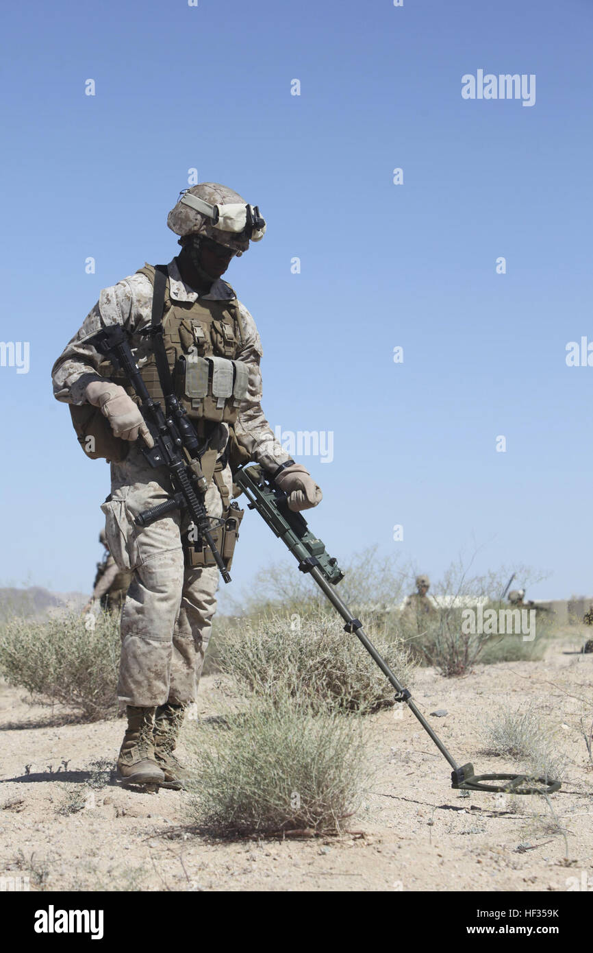 Un U.S. Marine avec l'équipe de combat régimentaire 5, s'applique aux compétences acquises dans une classe sur les dispositifs explosifs de circonstance, dans le cadre de l'amélioration de Mojave Viper 25 mai, au centre de formation air-sol marin Twentynine Palms, Californie Les Marines sont la conduite de l'entraînement contre les IED en préparation de patrouilles logistiques de combat au cours de GTC-5 déploiement prochain de la province d'Helmand, en Afghanistan. Comme la première équipe de combat régimentaire de participer à RCT, EMV-5 va affiner ses capacités de commandement et de contrôle au cours de cette exercice interarmes. Gtc-5 Marines mener l'entraînement contre les IED 110525-M-KX613-019 Banque D'Images