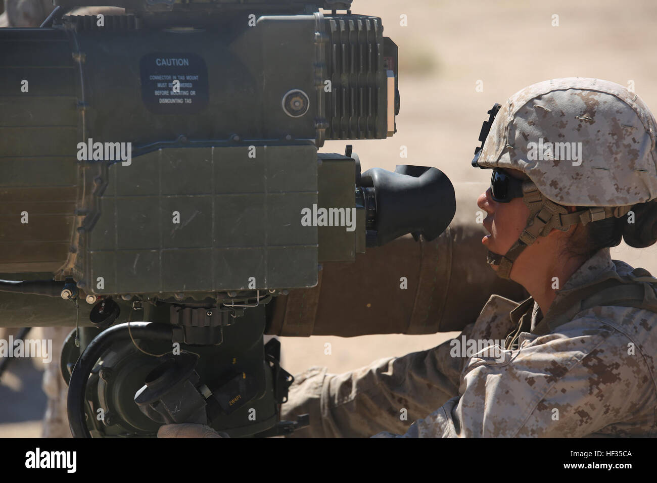 Le Sgt. Debra Riddle, anti-char, Section Anti-Armor missileman, Armes de combat, de l'entreprise Groupe de travail intégré de l'élément, attractions touristiques à sur les cibles à l'aide d'un M41A4 lance-missiles de Sabre au cours d'un test de fonctionnement du Corps des Marines et de l'évaluation à l'évaluation de l'activité Gamme 110, Marine Corps Air Ground Combat Center Twentynine Palms, California, 28 mars 2015. À partir de Octobre 2014 à juillet 2015, le GCEITF sera conduite au niveau individuel et collectif de formation des compétences dans des armes de combat au sol spécialités professionnelles afin de faciliter l'évaluation de la performance physique de Banque D'Images