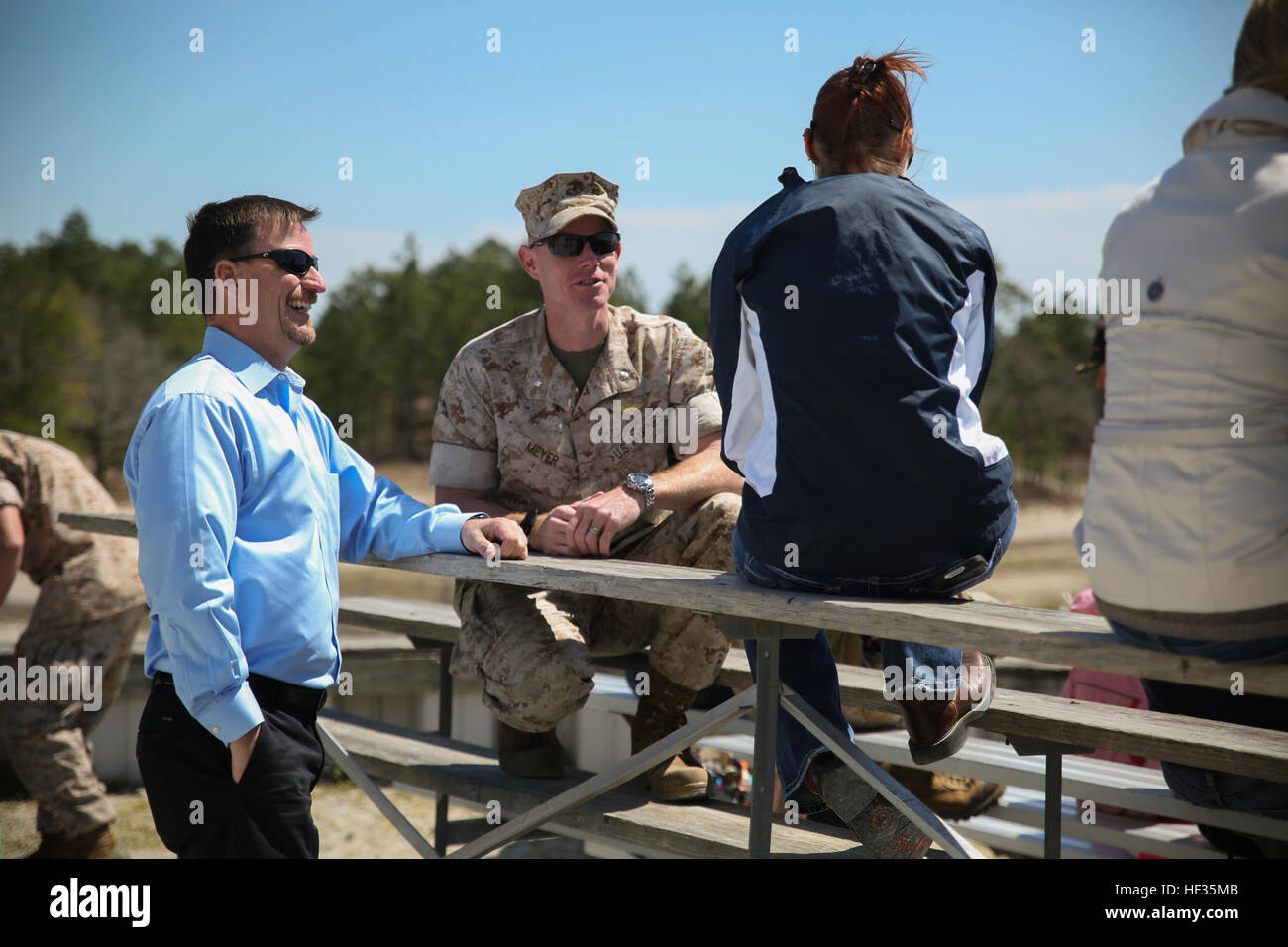 Le lieutenant-colonel Samuel Meyer (centre), officier des opérations maritimes de l'Escadron d'hélicoptères d'attaque légère, parle à 167 invités pendant HMLA-167's 47e anniversaire à bord de Camp Lejeune, N.C., 1er avril 2015. La réunion anniversaire 2015 a apporté des Marines et des membres de leur famille de toute l'histoire de l'unité, de ses origines au Vietnam à la garnison de Marine Corps Air Station New River. Anniversaire d'artifice E28093 HMLA-167 célèbre avec feu 150401-M-DS159-010 Banque D'Images