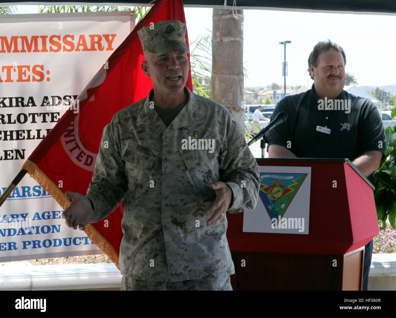 Le colonel Frank A. Richie, commandant de Marine Corps Air Station Miramar, félicite sept enfants de militaires qui ont chacun gagné une bourse de 1 500 $ parrainé par l'Economat à bord MCAS Miramar, Californie, le 20 juin. Les bénéficiaires étaient tenus de rédiger une dissertation au sujet de qui ils seraient mis dans un 21e siècle le Mont Rushmore et qui se portent volontaires pour faire une différence dans leurs communautés. Les enfants reçoivent des bourses d'économat militaire 120620-M-X721-011 Banque D'Images