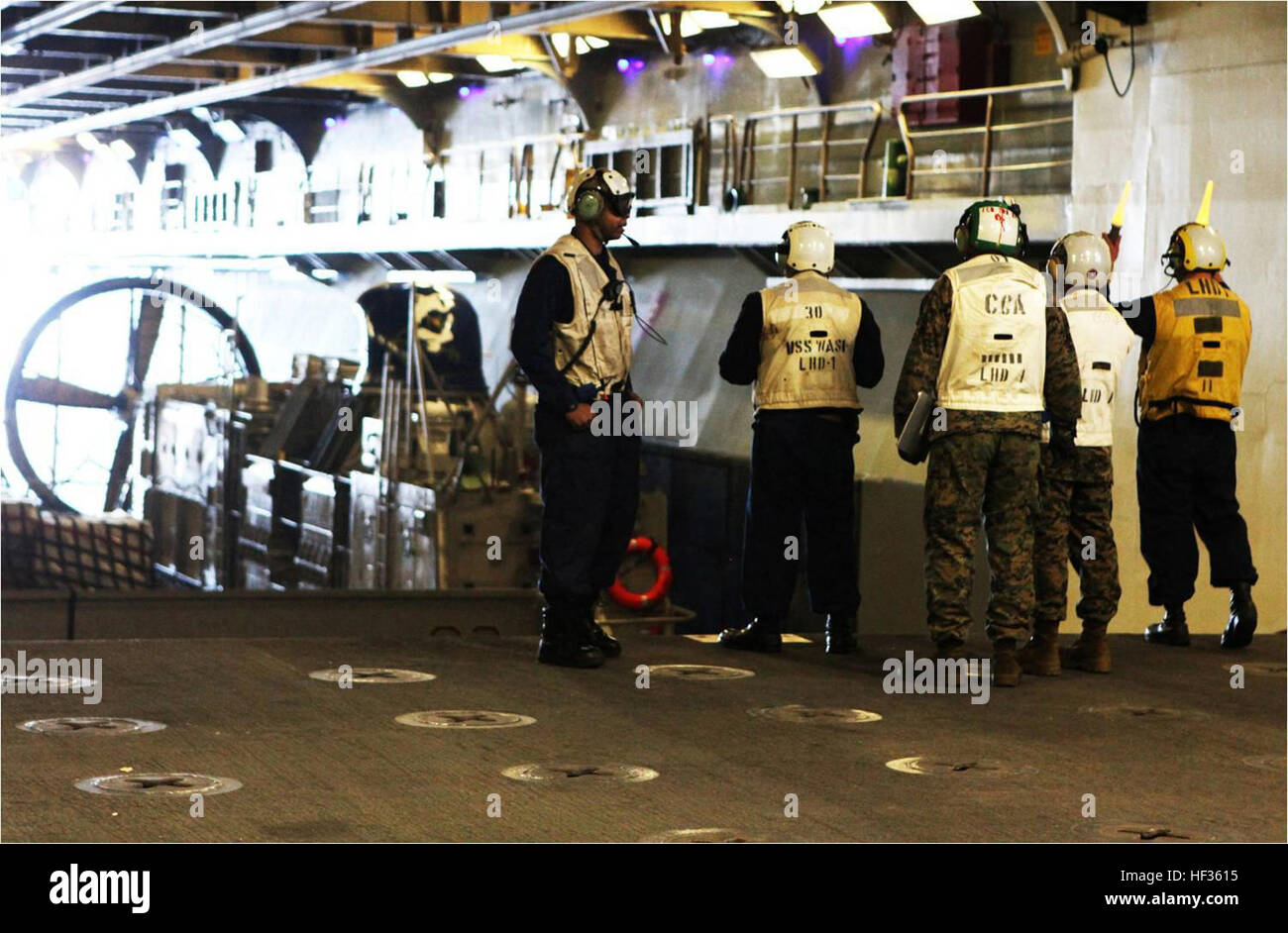 Les Marines et les marins à bord de l'USS Wasp aider un Landing Craft Air Cushion avec unité d'assaut 4 bord du navire, le 30 janvier. Ce LCACs sera utilisé pour soutenir l'exercice Bold Alligator 2012, transportant de l'équipement du navire au rivage à l'appui des opérations de combat. Cet exercice, le plus grand exercice amphibie de la marine au cours des 10 dernières années, représente le Corps des Marines de la Marine et de revitalisation de l'ensemble des opérations amphibies. L'exercice se concentre sur la lutte d'aujourd'hui avec les forces d'aujourd'hui, tout en montrant les avantages de seabasing. Cet exercice aura lieu le 30 janv.-fév. 12, Banque D'Images