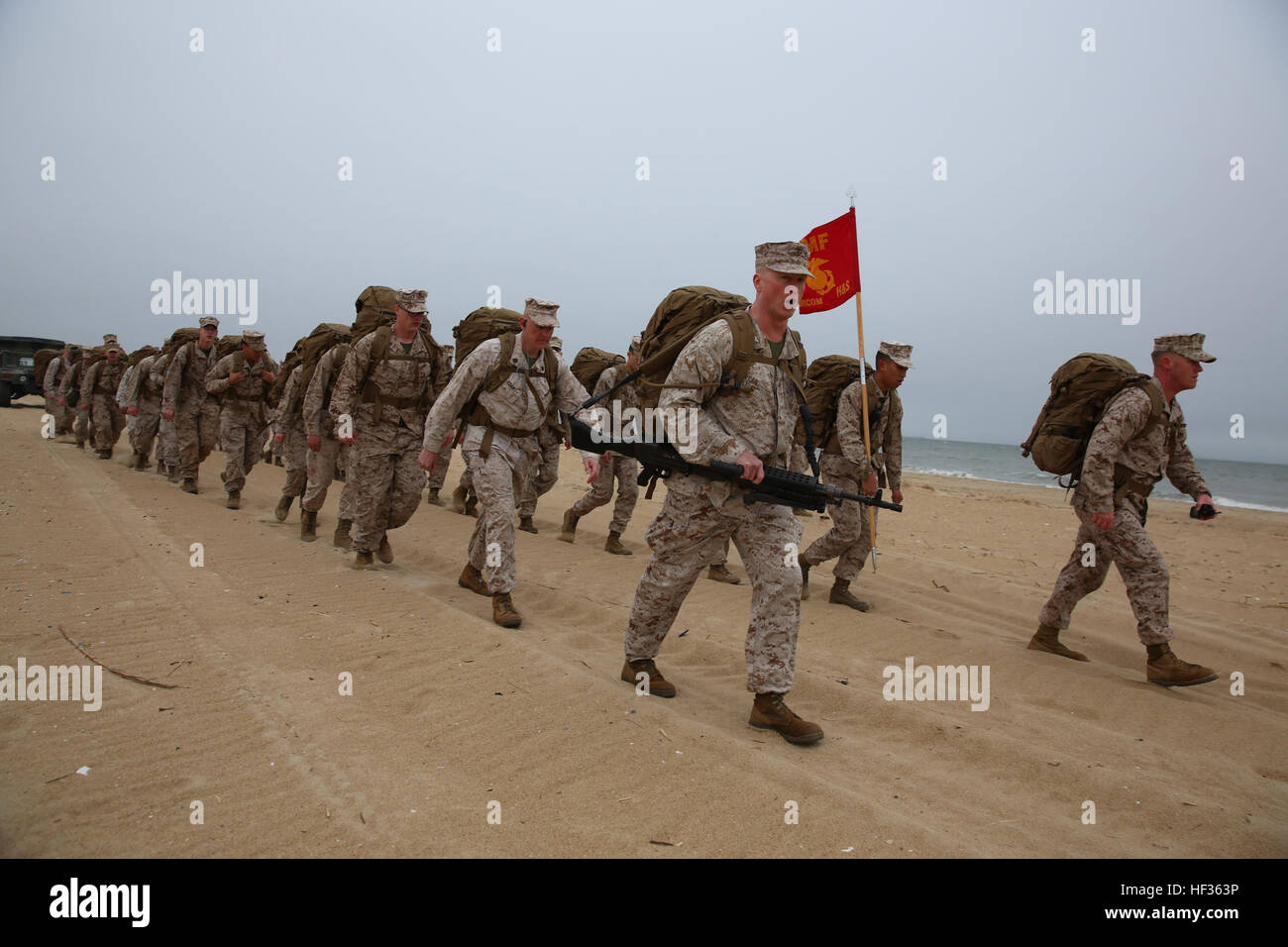 Le colonel Paul P. Ryan, commandant du bataillon des services, l'Administration centrale et du Commandement des forces de la Marine américaine, conduit près de 40 marins et Marines Marines pendant une plage randonnée au corps expéditionnaire conjoint peu Base Creek-Fort Story, Virginia Beach, en Virginie, le 8 avril. La randonnée était destiné à former les Marines tactiquement et à renforcer le moral de l'unité. Le colonel mène des Marines et marins au cours de la randonnée 150407-M-GF838-052 Banque D'Images