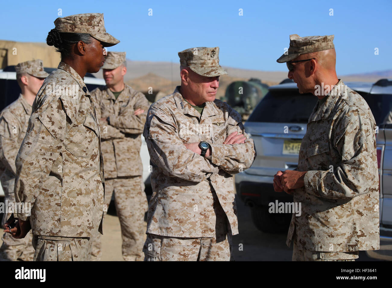 Le lieutenant général Kenneth J. Glueck, Jr., centre, général commandant, Marine Corps Combat Development Command, est accueilli par le Colonel Matthew G. Sainte-claire, Commandant, Élément de Combat Force intégrée, et le Sgt. Le Major Robin C. Fortner, sergent-major, GCEITF, lors d'une visite à la gamme 107, Marine Corps Air Ground Combat Center Twentynine Palms, California, le 8 avril 2015. À partir de Octobre 2014 à juillet 2015, le GCEITF sera conduite au niveau individuel et collectif de formation des compétences dans des armes de combat au sol spécialités professionnelles afin de faciliter l'évaluation de la p Banque D'Images