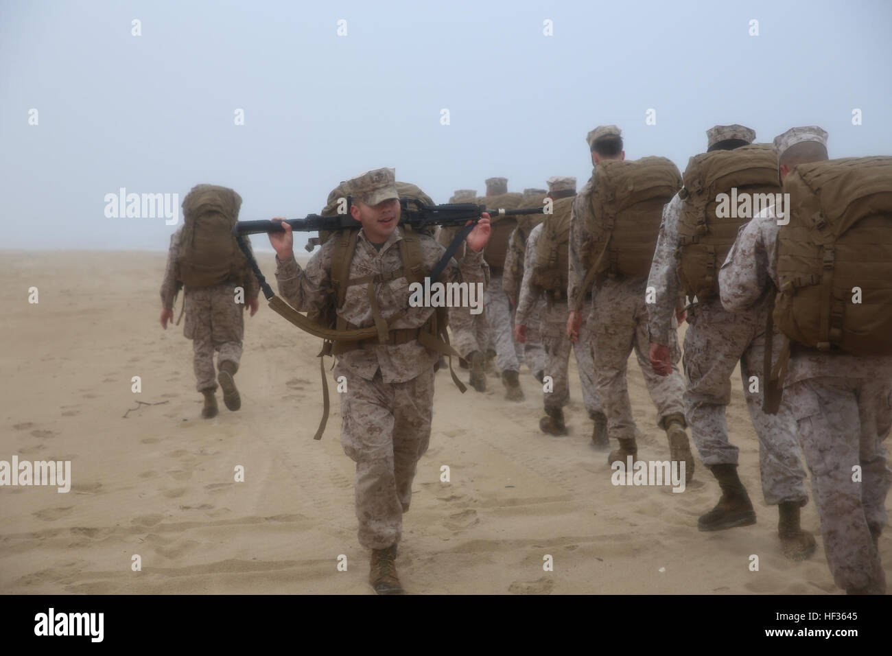 Le Caporal Eric Lopez tourne autour de la formation d'un M240B au cours d'une randonnée avec près de 40 autres marines et marins avec l'Administration centrale et Service Battalion, Commandement des Forces marines des États-Unis, à l'expéditionnaire conjoint peu Base Creek-Fort Story, Virginia Beach, en Virginie, le 8 avril. Le natif de Los Angeles s'est porté volontaire pour la randonnée d'échapper à une journée derrière le bureau et de s'engager dans l'entraînement tactique et renforcer le moral. La formation tourne autour de marines avec machine gun 150407-M-GF838-413 Banque D'Images