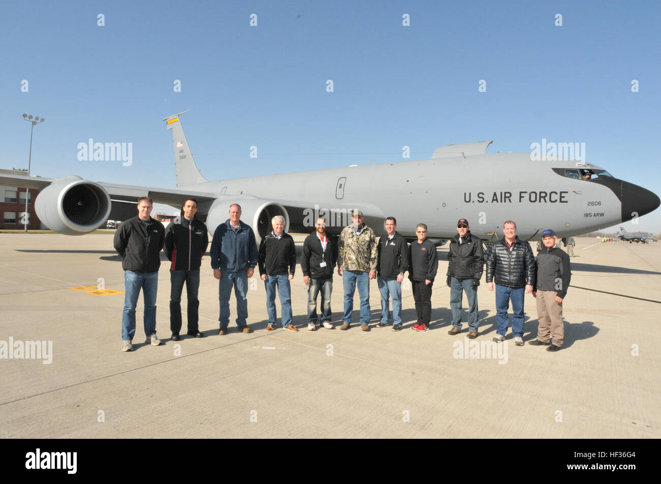 Les employeurs et chefs d'entreprise de partout dans le Dakota du Sud posent pour une photo de groupe avant de monter à bord d'un avion de ravitaillement KC-135 Stratotanker à partir de la 185ème Escadre de ravitaillement en vol, Sioux City, Iowa, où ils prennent part à une 'Bosslift » à Joe Foss Field, S.D., 11 avril 2015. La 114e Escadre de chasse et du Dakota du Sud, le soutien de l'employeur de la garde et de réserve (ESGR) a accueilli le Bosslift à fournir aux employeurs l'occasion de voir de première main ce que l'expérience des aviateurs le citoyen du lieu de travail pour suivre une formation militaire ou activé pour une mission fédérale ou d'état. (Photo de la Garde nationale par Tech. Le Sgt. Christopher Stew Banque D'Images