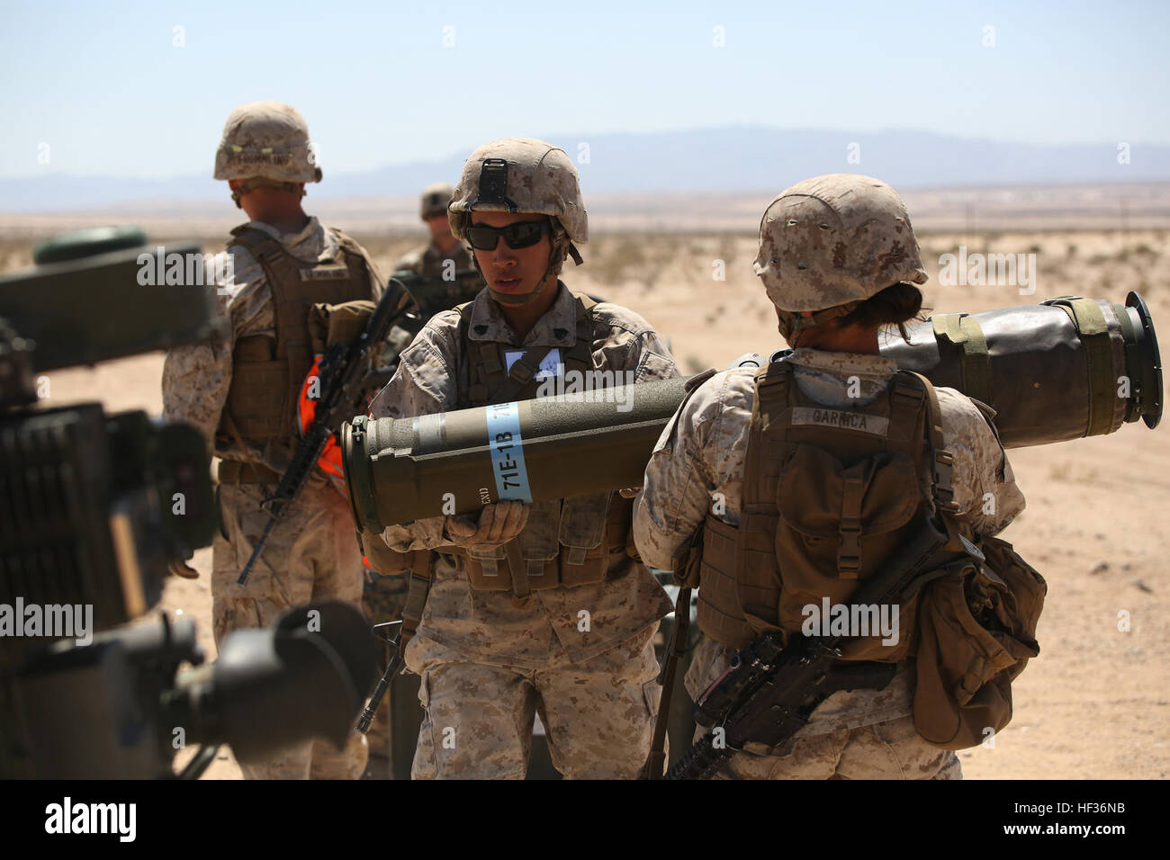 Les sergents Emma A. Bringas, gauche, et Maya Marin C. Garnica, tant des missilemen avec Section Anti-Armor, Armes de combat, de l'entreprise Groupe de travail intégré de l'élément, recharger une M41A4 lance-missiles de Sabre au cours d'un test de fonctionnement du Corps des Marines et de l'évaluation à l'évaluation de l'activité Gamme 107, Marine Corps Air Ground Combat Center Twentynine Palms, California, 12 avril 2015. À partir de Octobre 2014 à juillet 2015, le GCEITF sera conduite au niveau individuel et collectif de formation des compétences dans des armes de combat au sol spécialités professionnelles afin de faciliter l'évaluation basée sur des normes Banque D'Images