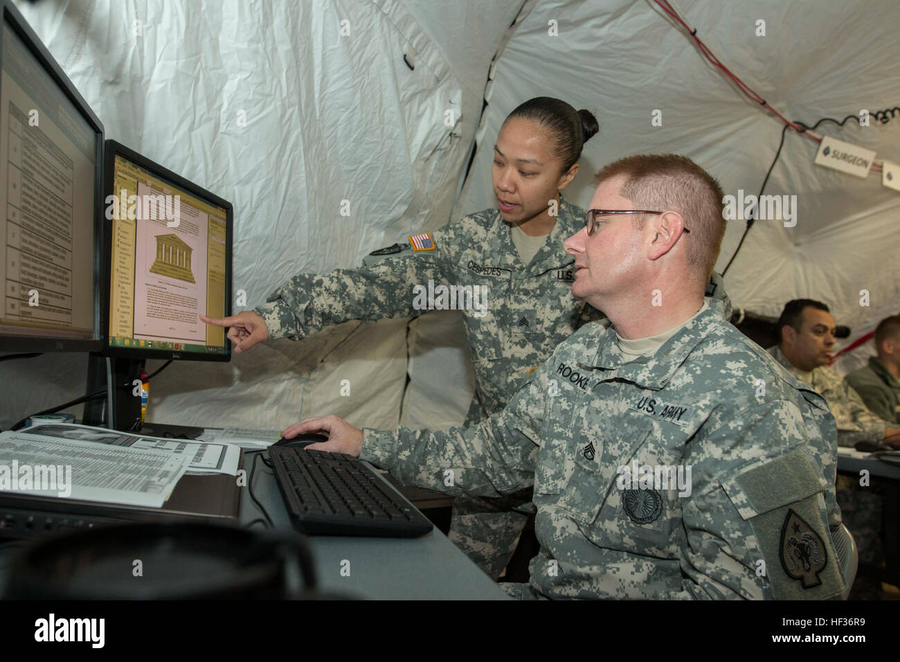 Le Sgt. Hannelori Cespedes et le sergent. Charles Rooker, qui travaillent avec les affaires civiles de la 17e Brigade de maintien de la Garde nationale du Nevada, d'analyser les données relatives aux réfugiés au cours de l'exercice pour les soldats à la Mission 15-04 au complexe de formation Joint Base Lewis-McChord, dans l'État de Washington, 13 avril 2015. Secrétaire de l'Armée John McHugh a exigé que les exercices de formation permettra d'intégrer l'armée d'active et de réserve de composants comme une force totale dans sa politique de la Force totale de l'armée de 2012. (U.S. Photo de l'armée par le sergent. Micah Vandyke, 19e Détachement des affaires publiques) le 1 Corps héberge l'exercice de la Force totale 150413-A-KU062-064 Banque D'Images