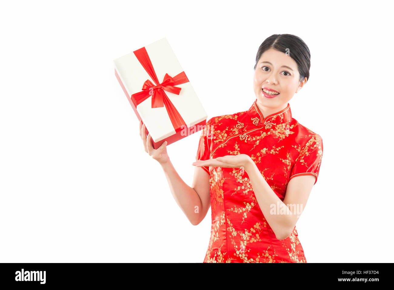 Cadeau Nouvel An woman smiling holding présent isolé sur fond blanc. belle fille de présentation montrant cheongsam. cadeau mixed race du Caucase doivent rejoindre l'Asie Banque D'Images