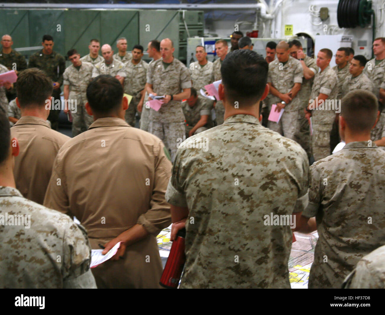 Les Marines américains avec la 15e Marine Expeditionary Unit se préparer à un assaut amphibie avec une répétition de concept forer en exercice de Certification (CERTEX) à bord du USS Essex (DG 2) au large de la côte de San Diego le 18 avril 2015. L'assaut amphibie est le dernier événement d'envergure de CERTEX. L'agression concerne tous les trois navires de la Essex - Groupe amphibie USS Essex, USS Anchorage (LPD 23) et USS Rushmore (LSD 47) - et des centaines de Marines pour l'atterrissage sur la plage Camp Pendleton, en Californie (É.-U. Marine Corps photo par le s.. Miguel Carrasco/libérés) Toujours prêt, 15e MEU Marines pre Banque D'Images