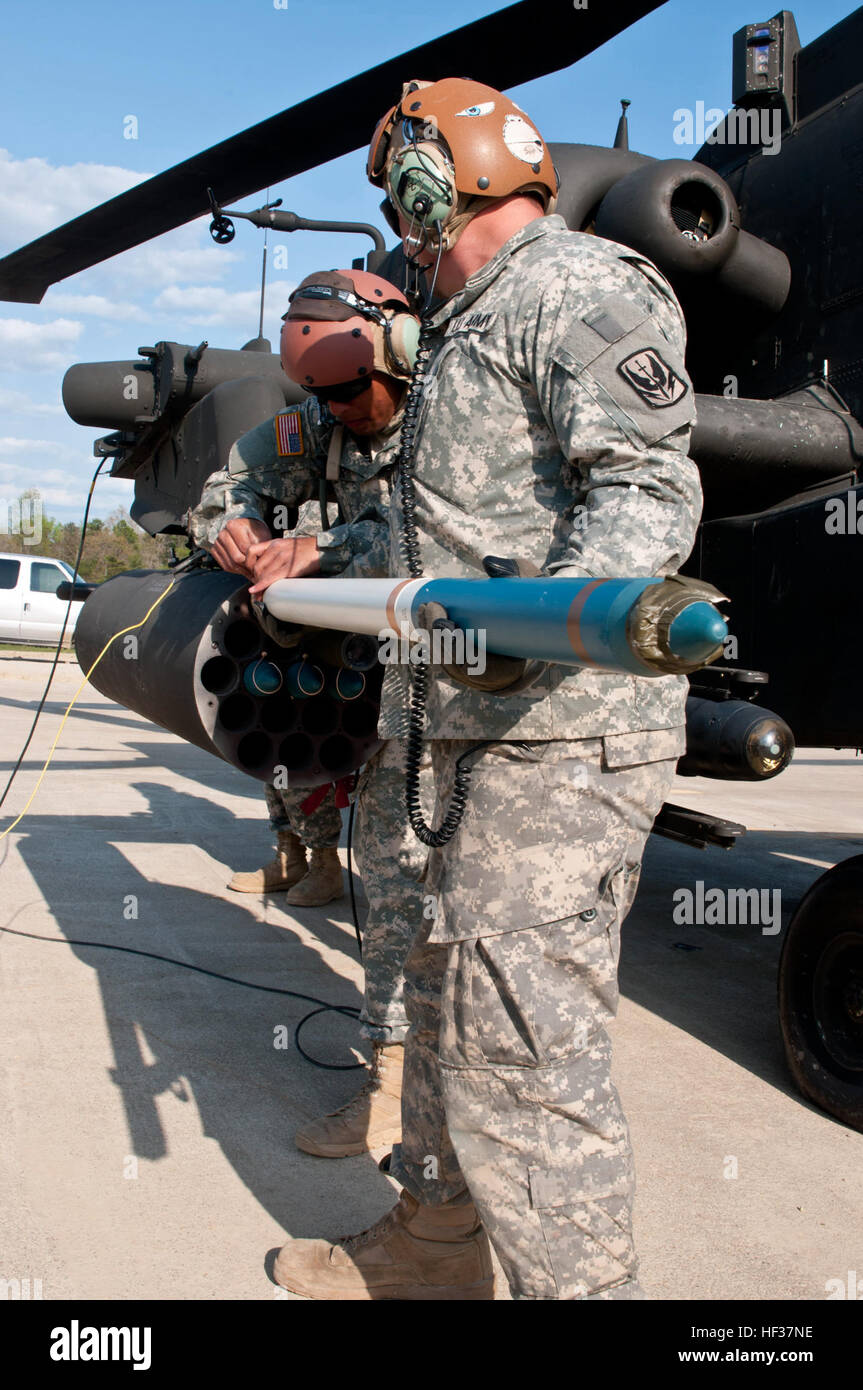 Le Sgt. Douglas Dove et la FPC. Kourtland Slater, tous deux assignés à la garde de l'Armée nationale de la Caroline du nord, Delta du 1-130ème Bataillon de Reconnaissance, d'attaque, Delta Entreprise, charger dans le missiles AH-64D Apache Longbow d'hélicoptères d'attaque au cours de formation annuel tenu à Fort A.P. Hill, en Virginie, le 21 avril 2015. Les soldats de l'aviation commencé leur formation de deux semaines la réalisation de tâches telles que les armes aériennes, mitrailleuse qualification qualification sur sol, test de condition physique, vol, la logistique, la maintenance et le ravitaillement, entre autre soldat tâche. (U.S. La Garde nationale de l'Armée Photo par le Sgt. Brian Godette, 3 Banque D'Images