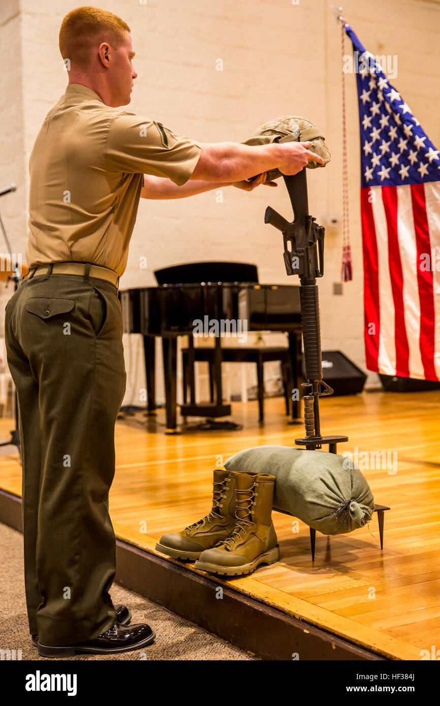 Avec un 1er Bataillon, 6e Régiment de Marines, les lieux d'un casque en Kevlar sur le haut d'une croix bataille placée en l'honneur de Lance le Cpl. Jacob Matthews, qui était un carabinier avec 1er Bataillon, 6e Régiment de Marines, et de Chester, Md., native. Matthews est mort à la suite de blessures subies dans un accident à un seul véhicule dans la ville de Jacksonville, NC, le 10 avril 2015. "Ce mémorial aujourd'hui reconnaît son service dans cette unité, son Corps des Marines et nation. C'est notre manière de rendre hommage à lui," a déclaré le Lieutenant-colonel Jason Drake, commandant du 1er Bataillon, 6ème Marines. (U.S. Marine Corps photo par le Cpl. Krista James/Rele Banque D'Images