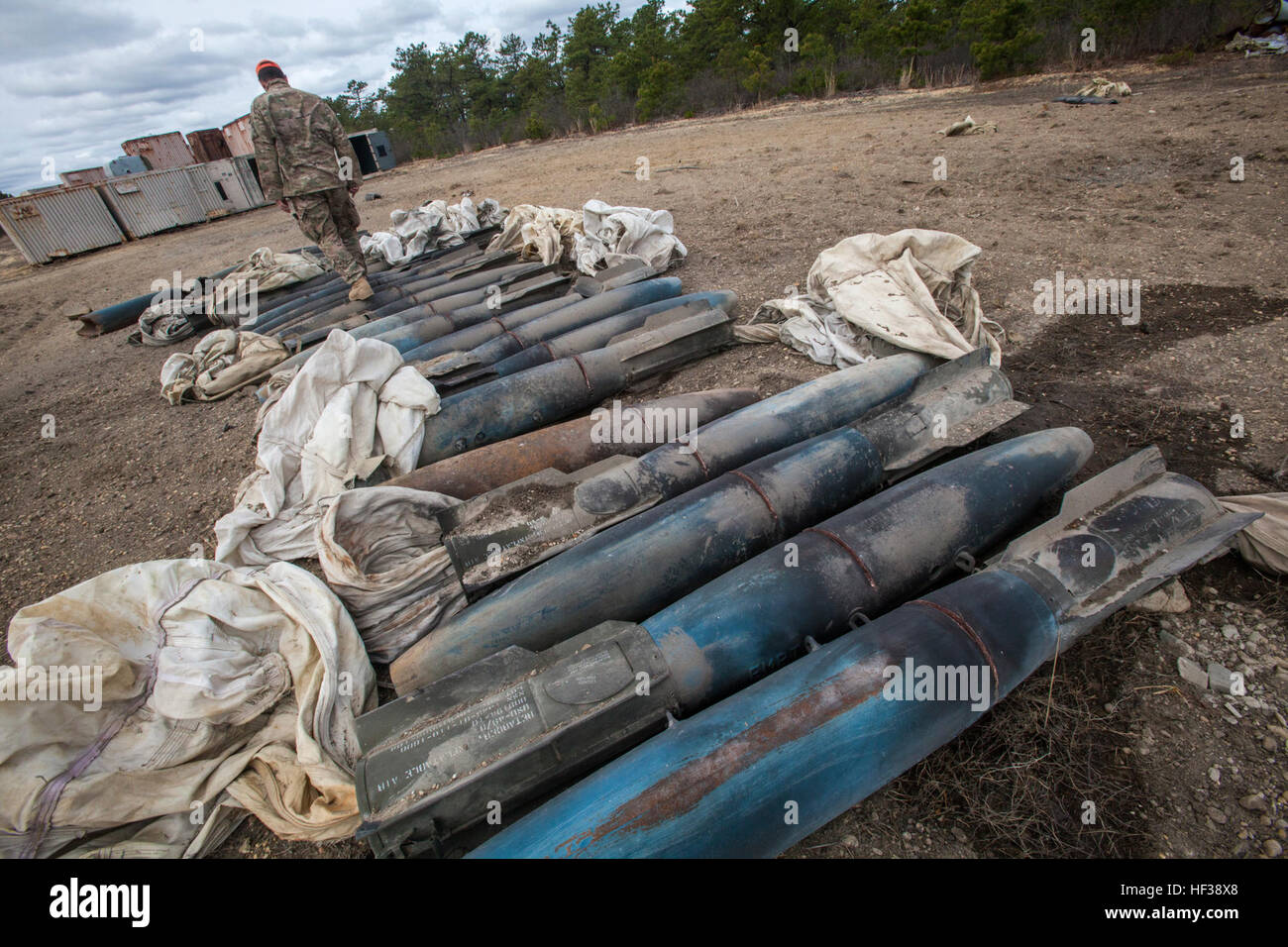 Le s.. Joe Coates, 177e Escadre de chasse des explosifs et des munitions (NEM), New Jersey Air National Guard, vérifie que toutes les EDR inerte-50, 500 livres de bombes pratique ont été rendus en sécurité - une détonation contrôlée fonctionnement - lors d'une opération menée conjointement avec le NEM se trouvaient à bord de la 177e et 514e aile de la mobilité aérienne, de la Réserve aérienne, Joint Base McGuire-Dix-Lakehurst, N.J., au détachement 1, Warren Grove de tir, N.J., 1 mai 2015. Début le 28 avril 2015, l'EOD aviateurs extrait toutes les munitions a été abandonnée à la plage durant la dernière année, et le 1er mai 2015, rendu sécuritaire Banque D'Images