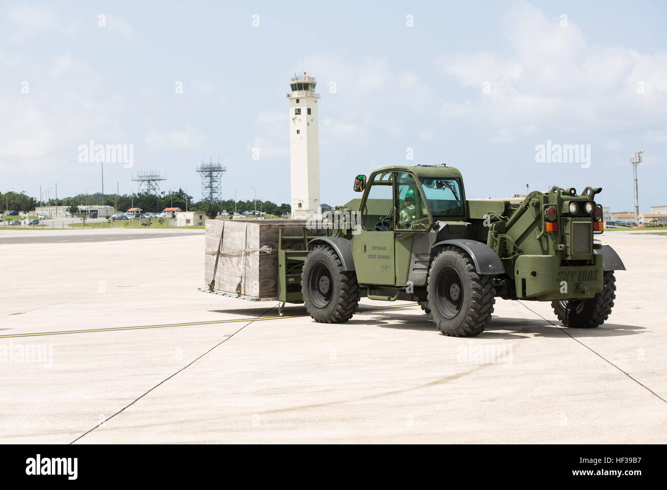 Les Marines américains utilisent un véhicule militaire millénaire pour le transport des engins palettisés de K-5 Droit de la ligne de vol avant le départ pour le Népal à partir de Kadena Air Base, Okinawa, Japon, le 4 mai 2015. Marines prêts à s'écarter afin de procéder à l'aide humanitaire et les opérations de secours à l'appui du gouvernement et des Forces armées du Népal à la suite d'un séisme de magnitude 7,8 qui a dévasté plusieurs régions du pays le 25 avril 2015. Les Marines américains partent pour le Népal 150504-M-ZZ999-068 Banque D'Images