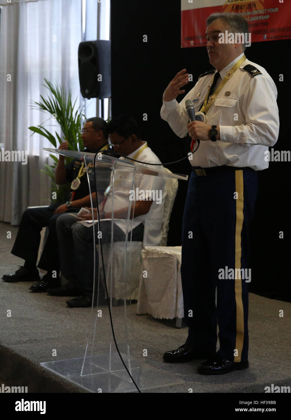 Le colonel de l'armée américaine Steven Spencer fournit des remarques d'ouverture 5 mai 2014 devant un Symposium médical Balikatan de Legazpi, dans la province d'Albay, aux Philippines. 'Nous sommes ici pour apprendre autant que nous pouvons, dit Spencer. Orateurs lors du symposium a parlé sur des sujets tels que les maladies courantes dans la région d'élever le niveau de conscience, la compréhension, et les méthodes d'atténuation et de prévention des menaces nouvelles et émergentes. Le colloque a été le cadre de l'exercice Balikatan, chaque année un exercice d'entraînement bilatéral et l'aide humanitaire engagement entre les membres de l'armée des États-Unis et des Philippines pour Banque D'Images