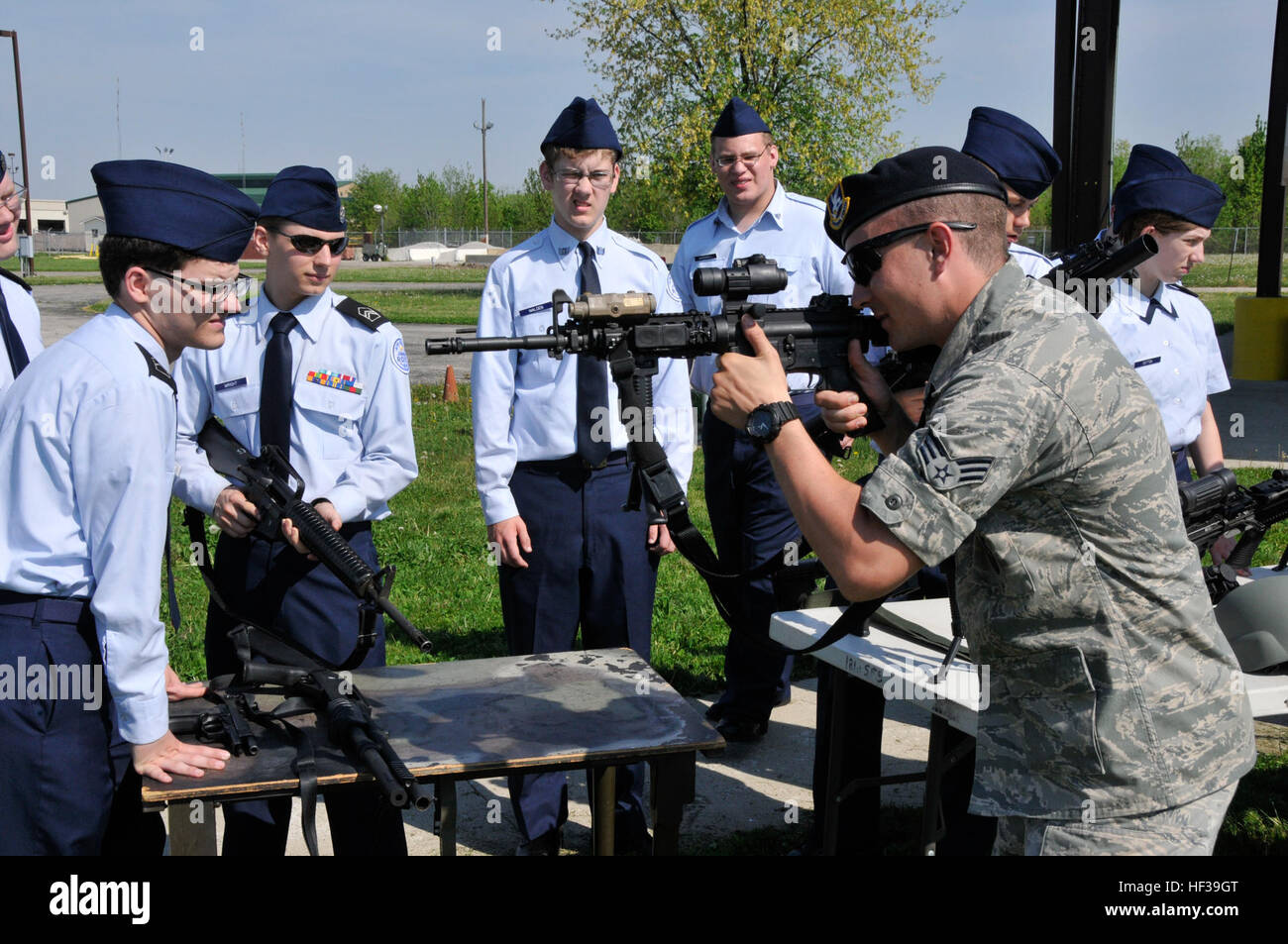 Les cadres supérieurs de l'US Air Force Airman Alex Nance, 181e Escadre de renseignement, les forces de l'Escadron, démontre une bonne position de tir lors de l'utilisation de la carabine M4 à des étudiants de Terre Haute North High School au cours d'une journée portes ouvertes JROTC à la 181e Escadre de renseignement, le 6 mai 2015. La 181e Escadre de renseignement est dédié au soutien des programmes éducatifs dans notre communauté, de l'état et l'Air National Guard. (U.S. Photo de la Garde nationale aérienne capitaine principal Sgt. John S. Chapman/libérés) du JROTC école secondaire locale visite la 181e Escadre de renseignement 150506-Z-H441-321 Banque D'Images